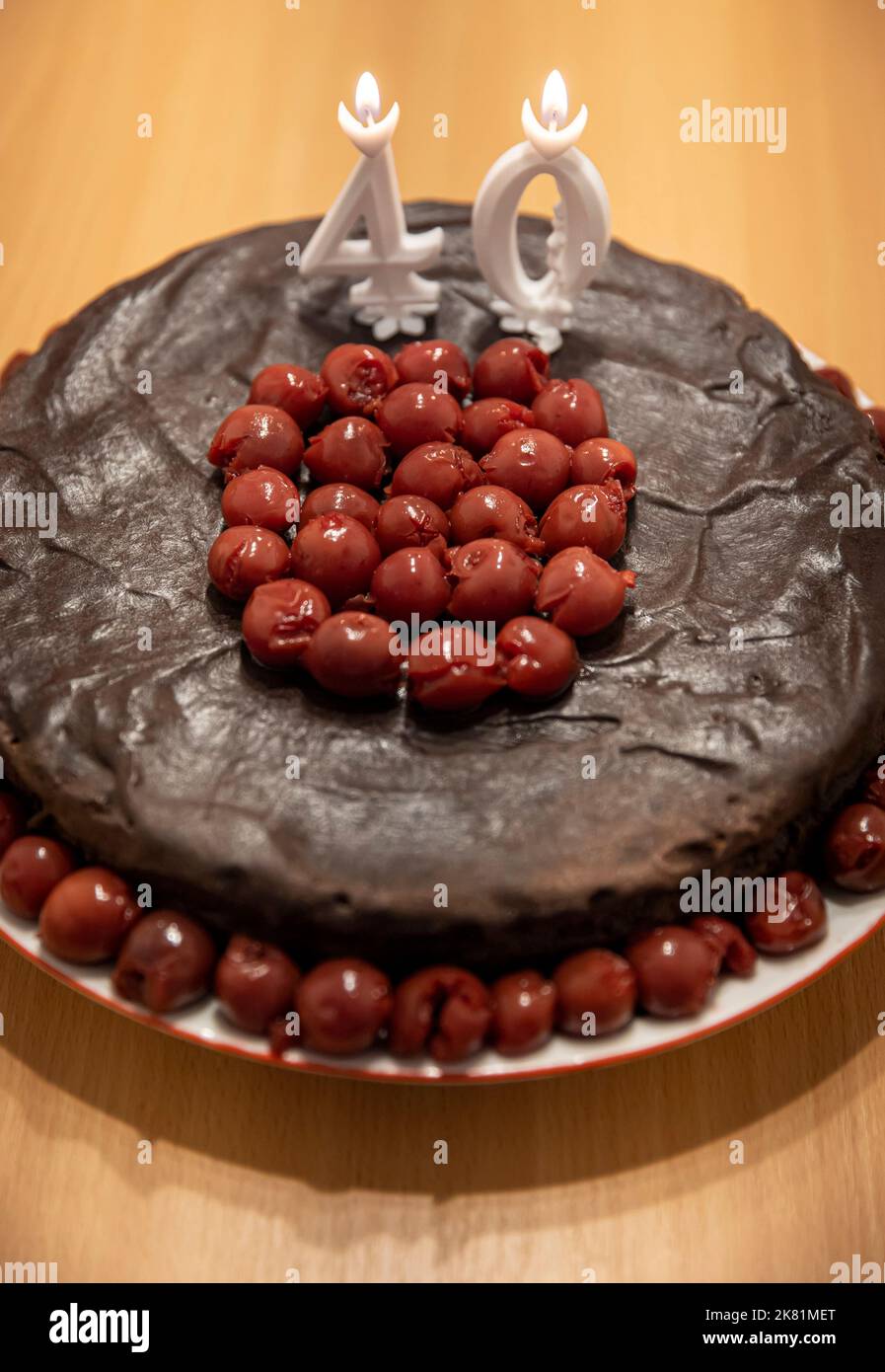 Schokoladenkuchen mit Kirsche zum 40. Geburtstag Stockfoto