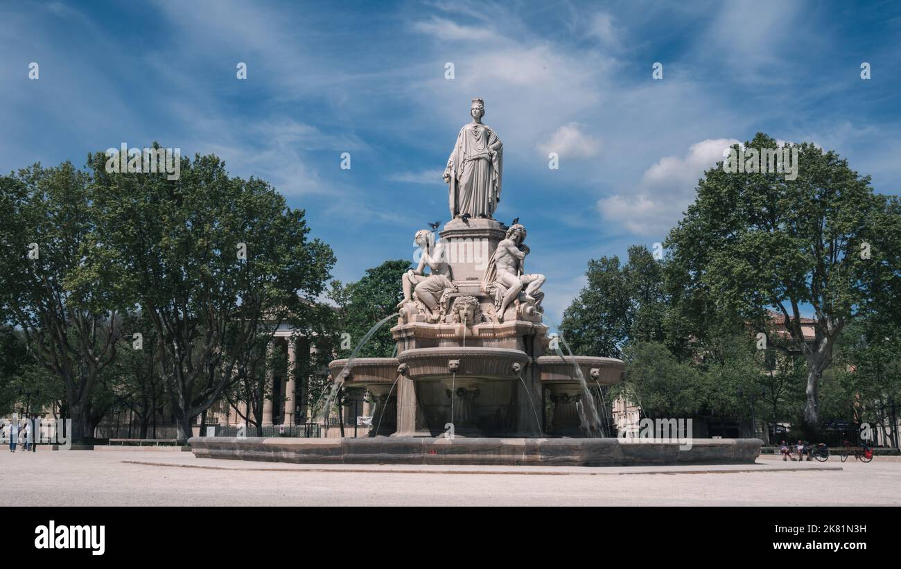 Pradier Fountain in Nimes, Südfrankreich. Springbrunnen mit Marmorstatue auf dem Platz Nimes. Stockfoto