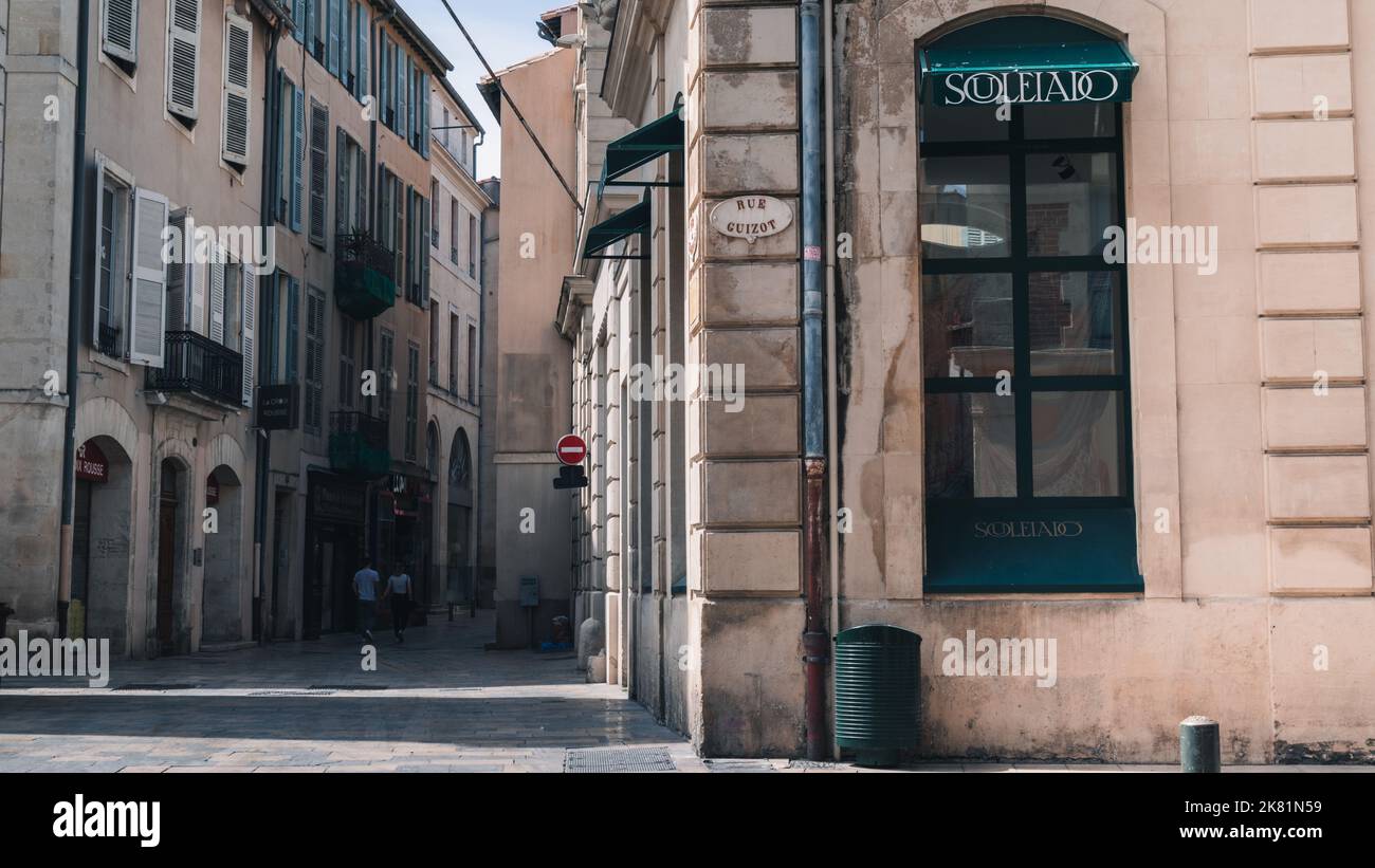 Im Frühling auf den Straßen von Nimes spazieren. Südfrankreich. Stockfoto