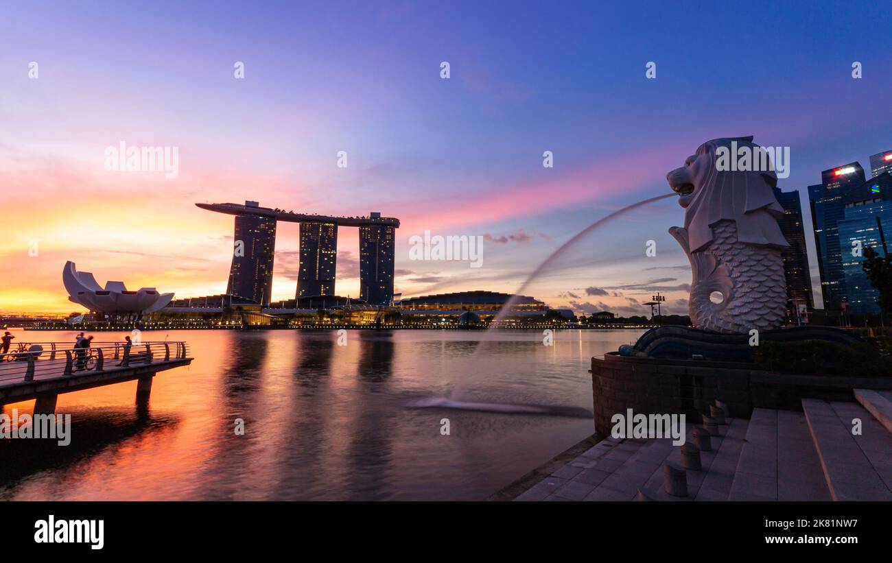 MARINA BAY, SINGAPUR - 15. OKTOBER 2022 : Merlion und Marina Bay Sand mit Dämmerung Zeit am Morgen . Ikonisches Gebäude um die Marina Bay. Stockfoto