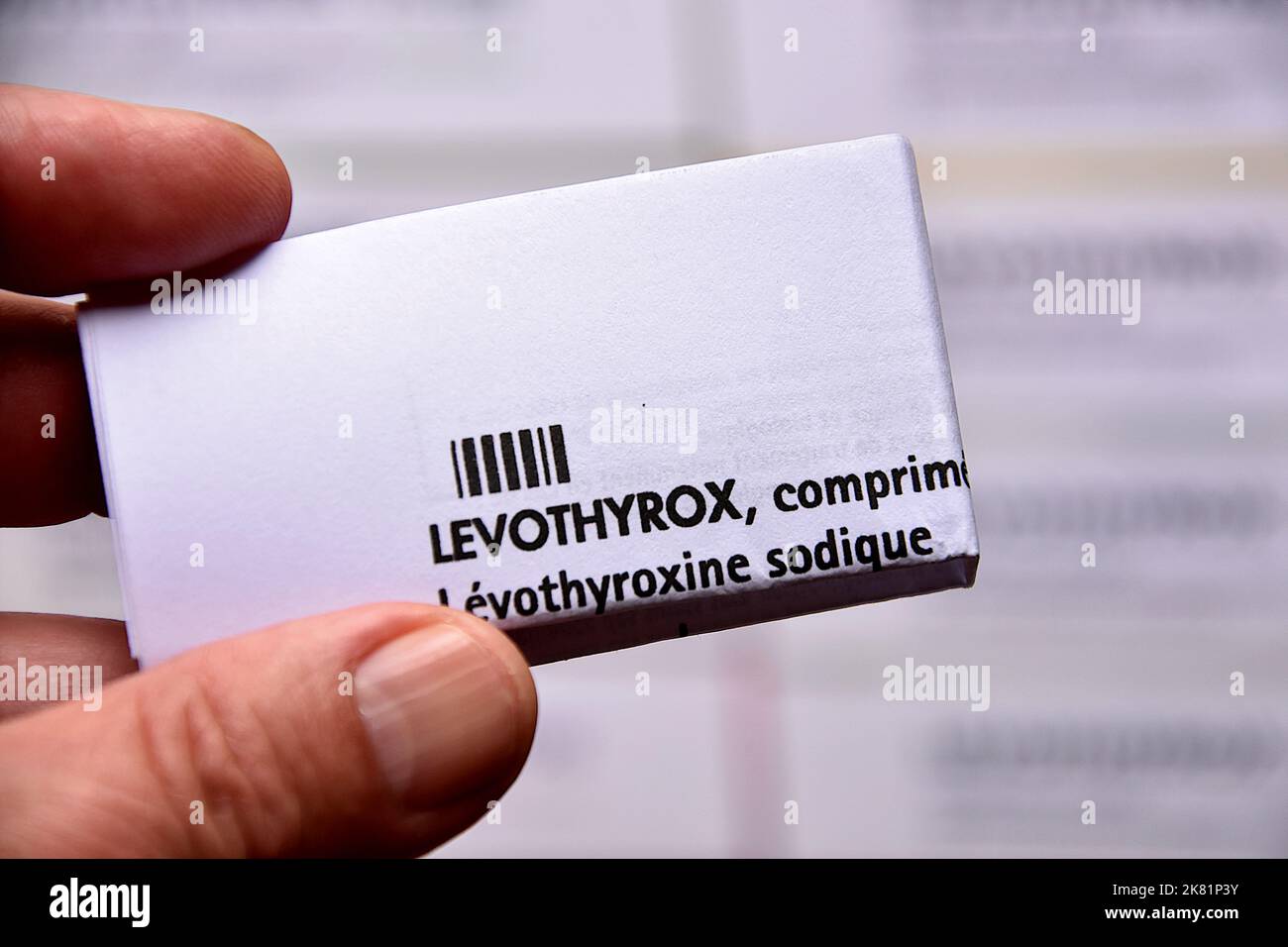 Marseille, Frankreich. 19. Oktober 2022. Das gefaltete Flugblatt des Levothyrox-Medikaments wird in der Hand einer Person gehalten. Das Pharmaunternehmen Merck, das Levothyrox vermarktet, wurde wegen verstärkter Täuschung im Zusammenhang mit der Änderung der Rezeptur des Medikaments angeklagt. Mehrere tausend Patienten, die mit dieser neuen Formel des bei der Behandlung von Schilddrüsenerkrankungen angegebenen Medikaments behandelt wurden, haben sich über schwere Nebenwirkungen beschwert und eine Beschwerde gegen das deutsche Labor eingereicht. (Foto von Gerard Bottino/SOPA Images/Sipa USA) Quelle: SIPA USA/Alamy Live News Stockfoto