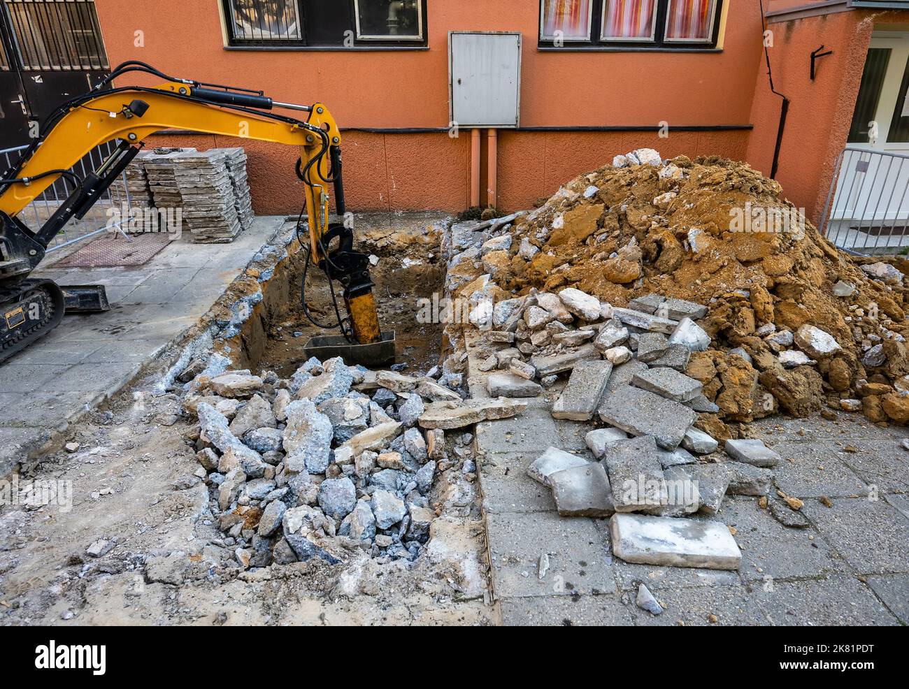 Baustelle mit Mini-Bagger Stockfoto