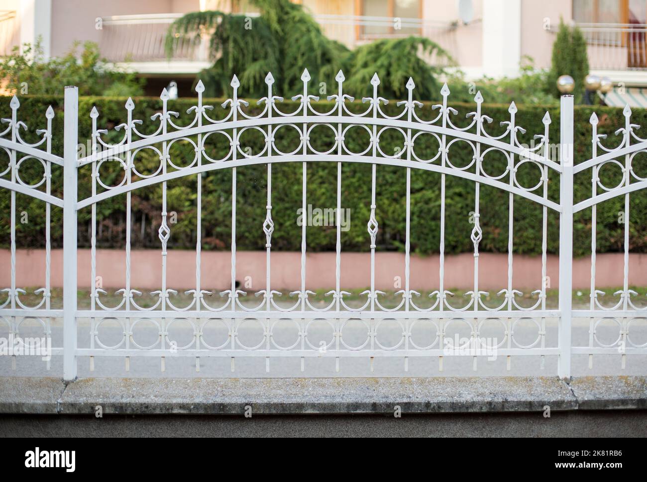 Weiß geschmiedet dekorativen Eisenzaun Stockfoto