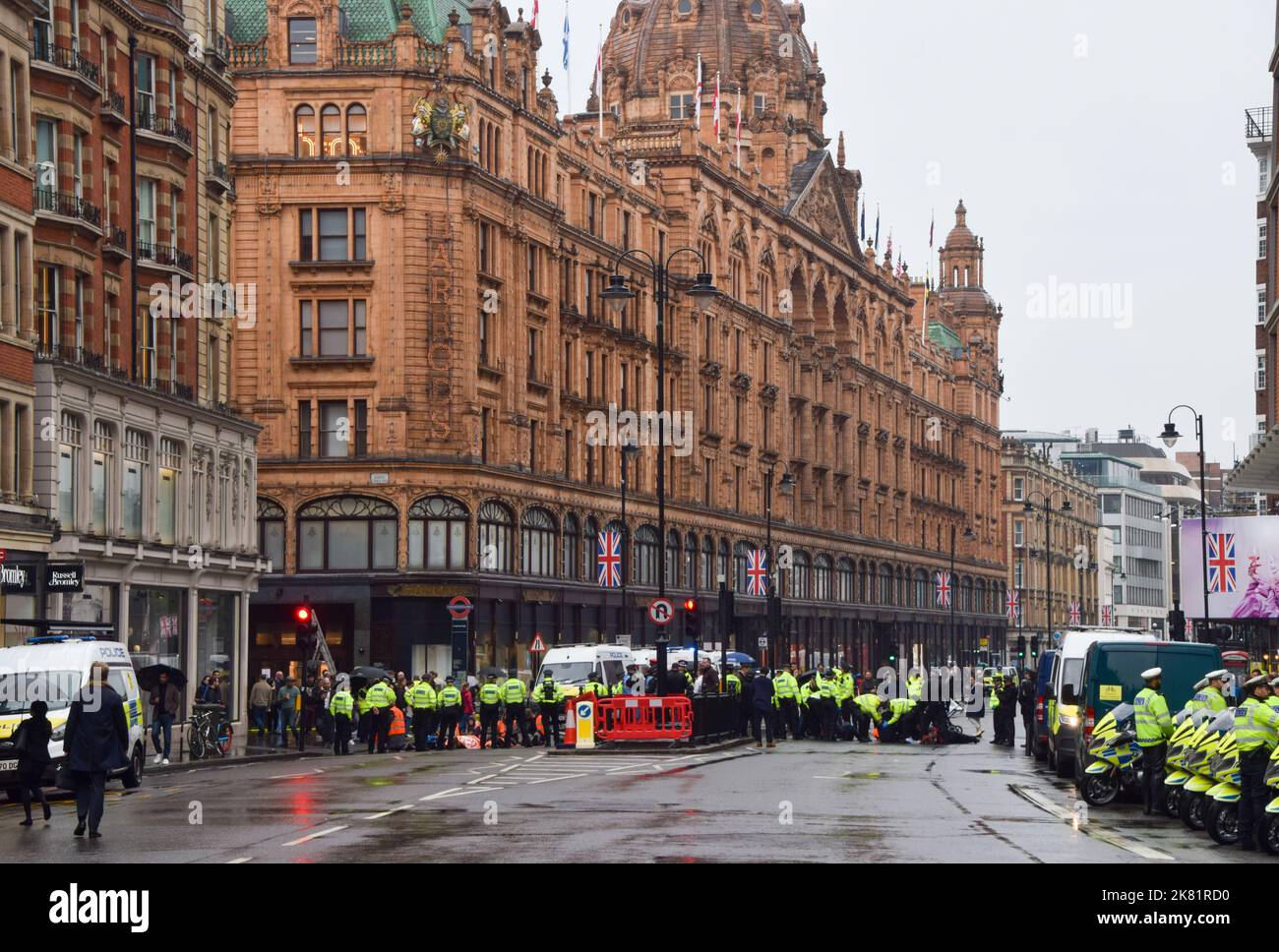 London, England, Großbritannien. 20. Oktober 2022. Just Stop Oil-Aktivisten klebten ihre Hände und befestigten sich an Metallrohren an der Brompton Road vor Harrods und sprühten orangene Farbe auf die Fenster des berühmten Kaufhauses in Knightsbridge, während sie ihre Proteste fortsetzen und die Regierung fordern, keine neuen Lizenzen für fossile Brennstoffe mehr auszugeben. (Bild: © Vuk Valcic/ZUMA Press Wire) Bild: ZUMA Press, Inc./Alamy Live News Stockfoto