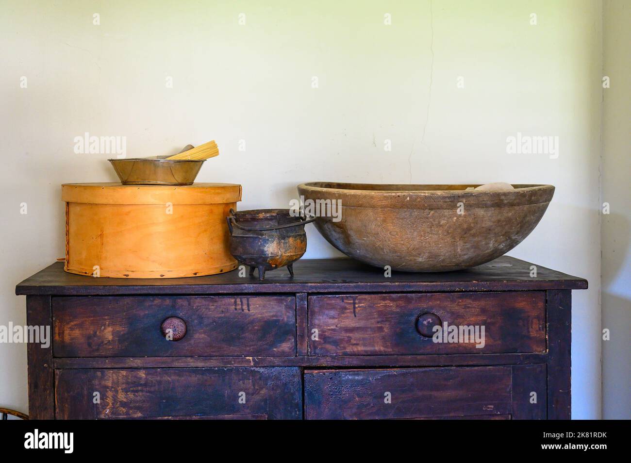 Detail des Schranks mit kolonialen Behältern darauf. Fort York ist eine National Historic Site von Kanada. Stockfoto