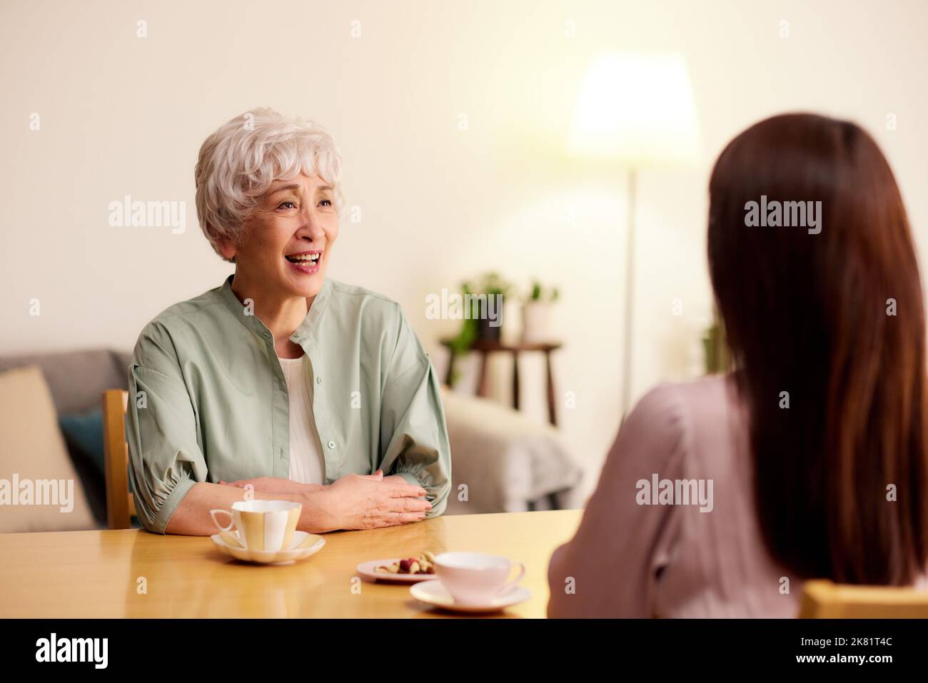 Japanische ältere und junge Frauen genießen Tee Stockfoto