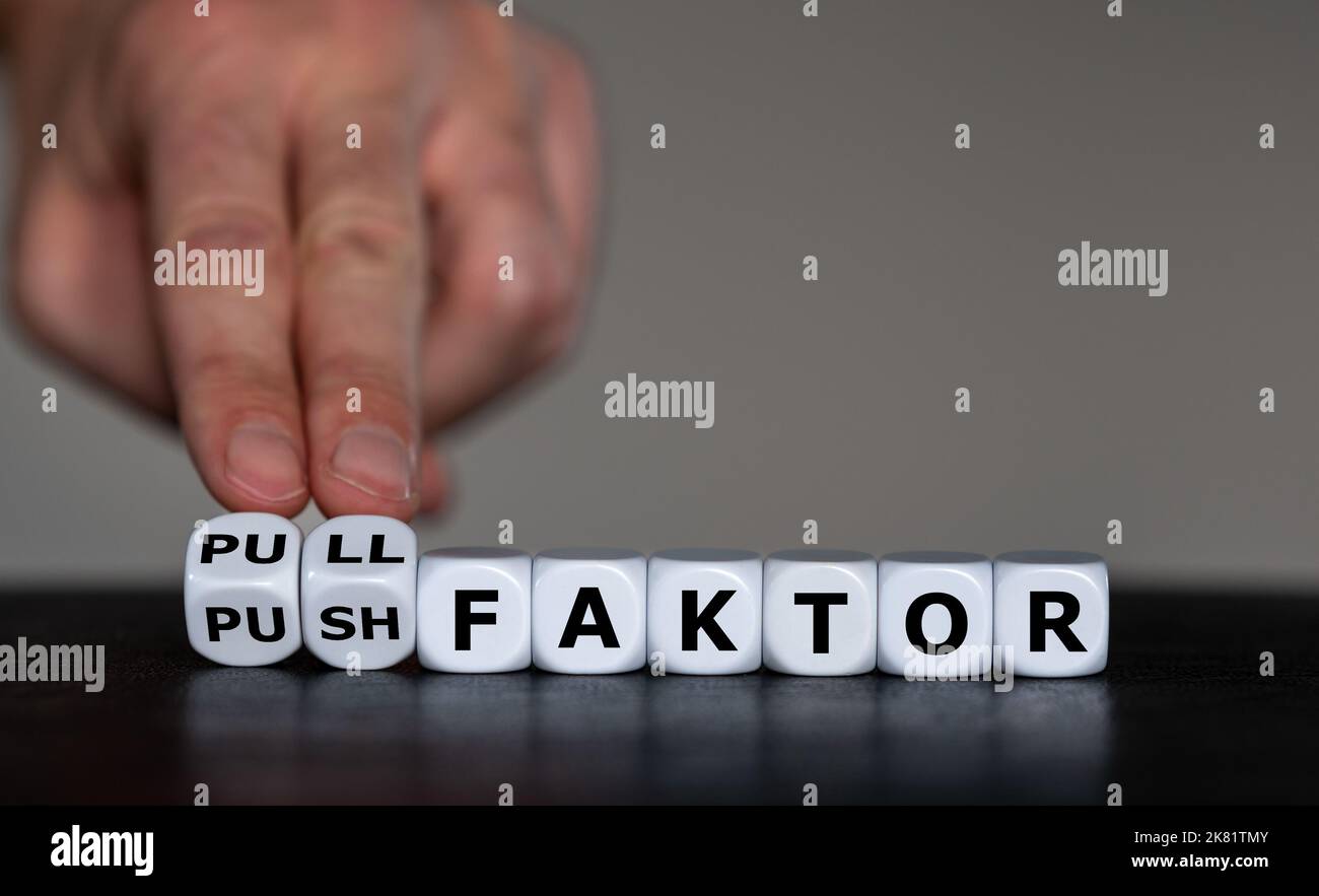 Würfel bilden den deutschen Ausdruck „Pull faktor“ (Pull Faktor) und „Push faktor“ (Push Faktor). Symbol aus Migrationsgründen. Stockfoto
