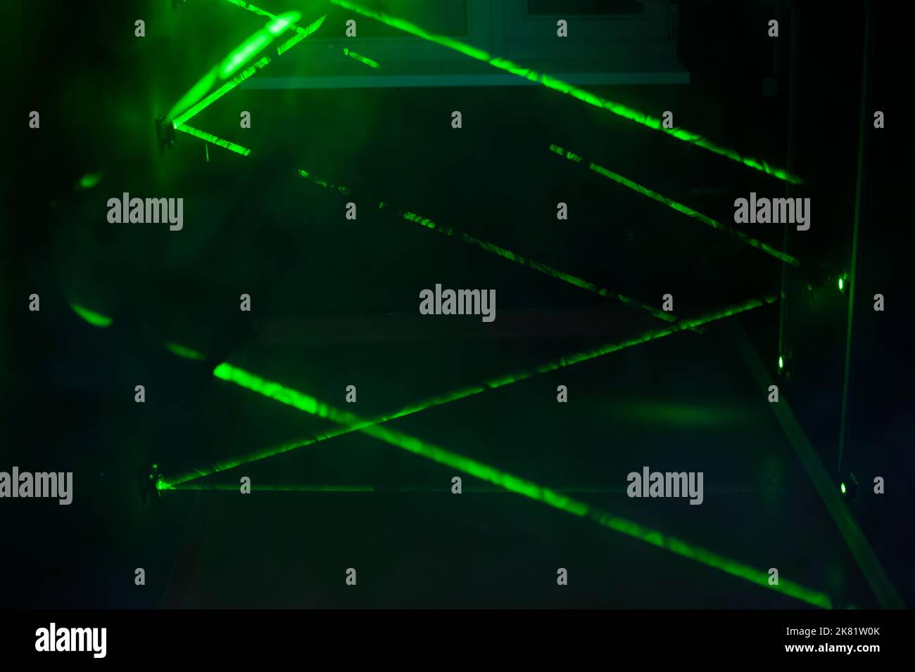 Laserlicht Linien auf dunklem Hintergrund in nebligen Raum Stockfoto