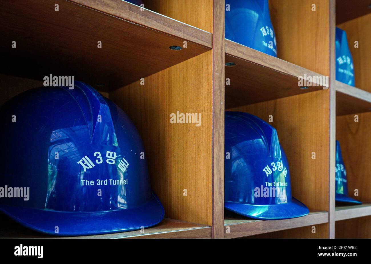 Panmunjom, Südkorea. 27.. Mai 2017. Helme zum Betreten des dritten Angriffstunnels werden auf die Regale gestellt. Der Tunnel ist einer der vier bekannten Tunnel, der die Grenze zwischen Nord- und Südkorea verbindet. Der nächstgelegene Punkt für Südkorea, um Nordkorea in Panmunjom zu erreichen. Das Gebiet verortet nicht nur die entmilitarisierte Zone, die Nord- und Südkorea trennt, sondern auch die Freiheitsbrücke, den dritten Angriffstunnel und den Bahnhof Dorasan. (Bild: © Jasmine Leung/SOPA Images via ZUMA Press Wire) Stockfoto