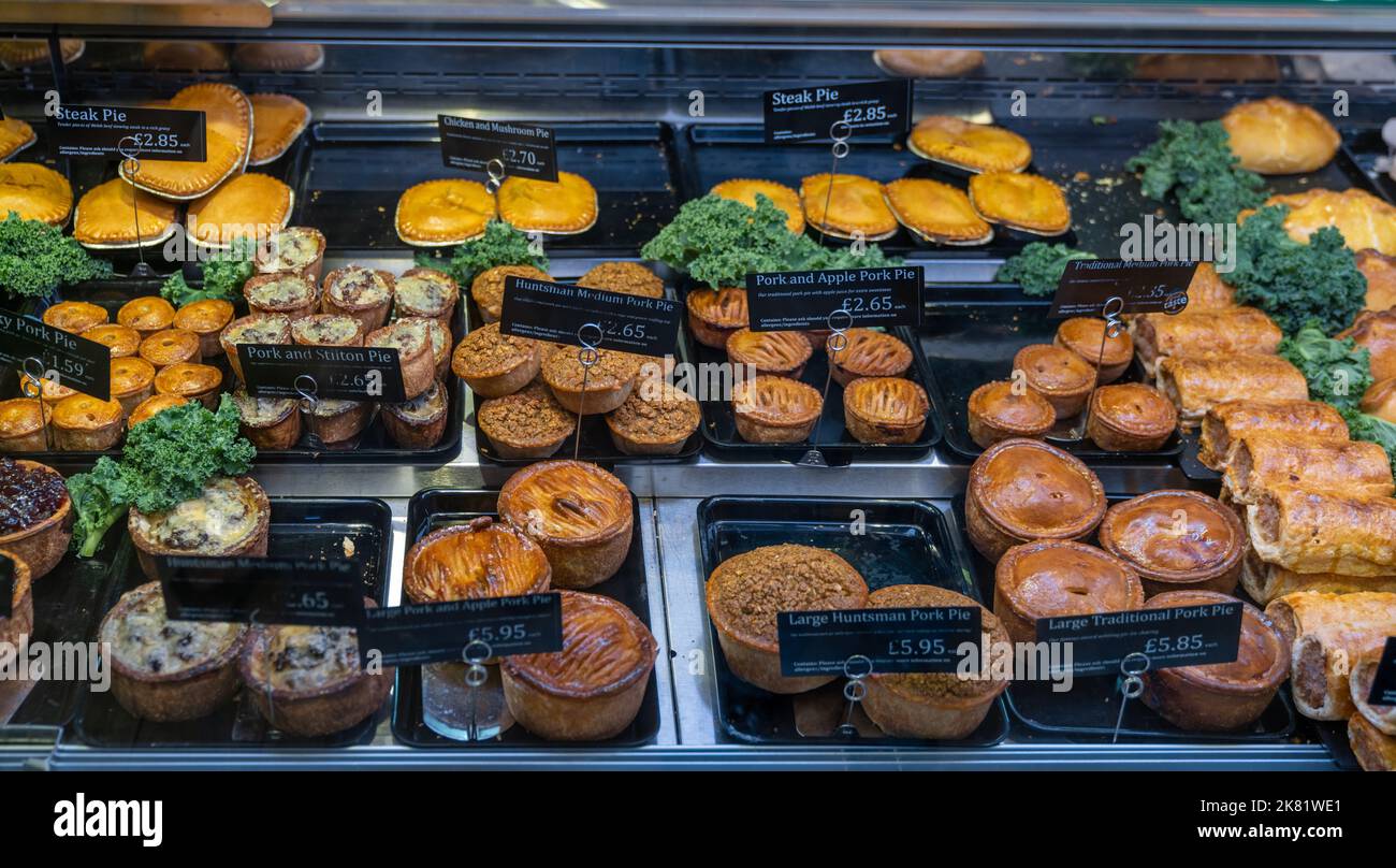 Conwy, Großbritannien - 27. August 2022: Nahaufnahme eines Metzgerladen mit einer Vielzahl von Steak- und Schweinebraten Stockfoto