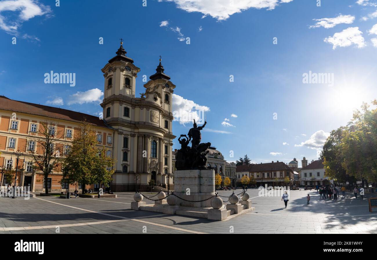 Eger, Ungarn - 2. Oktober 2022: Panoramablick auf den Dobo Istvan Platz in Eger mit der Antonius-von-Padua-Kirche Stockfoto
