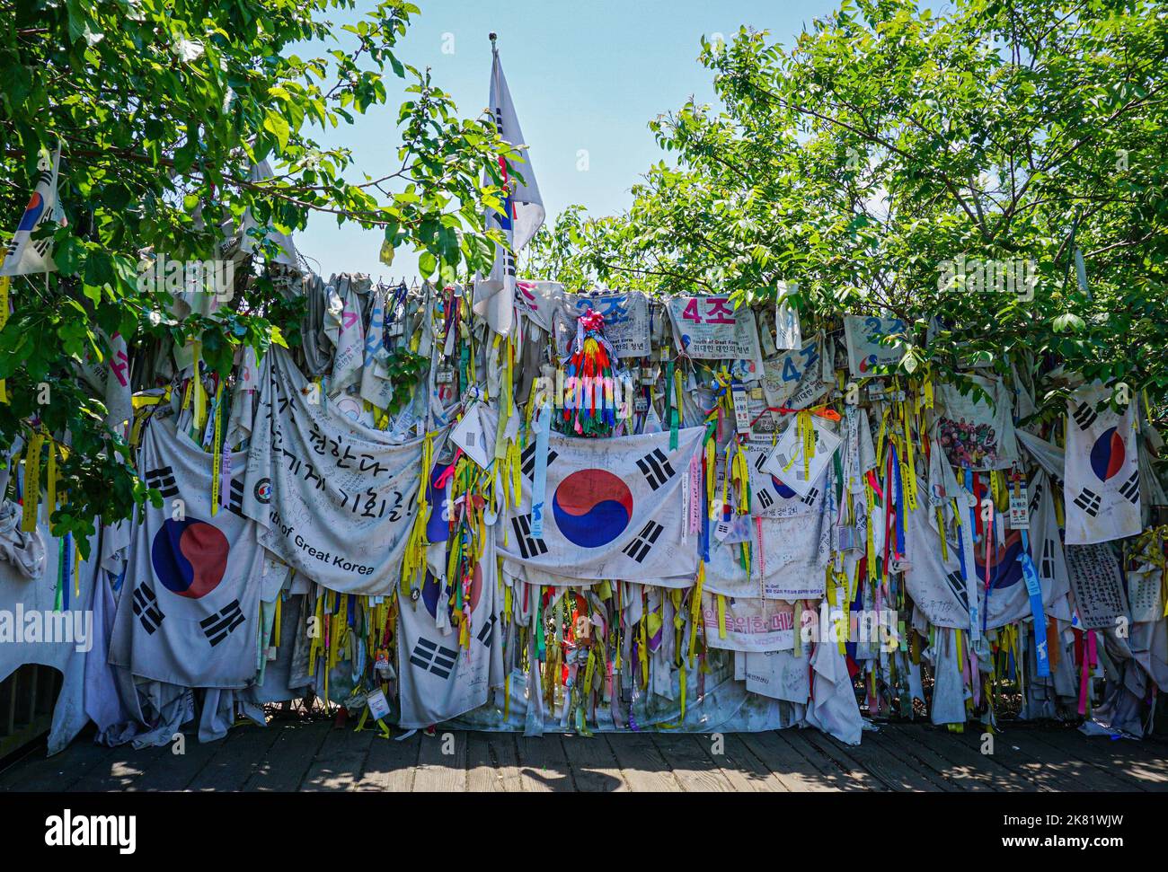 Panju, Südkorea. 27.. Mai 2017. Südkoreanische Fahnen und Gebetsbänder sind am Zaun der Imjingak-Brücke der Freiheit in Paju, Südkorea, in der Nähe der entmilitarisierten Zone gebunden. Der nächstgelegene Punkt für Südkorea, um Nordkorea in Panmunjom zu erreichen. Das Gebiet verortet nicht nur die entmilitarisierte Zone, die Nord- und Südkorea trennt, sondern auch die Freiheitsbrücke, den dritten Angriffstunnel und den Bahnhof Dorasan. (Bild: © Jasmine Leung/SOPA Images via ZUMA Press Wire) Stockfoto