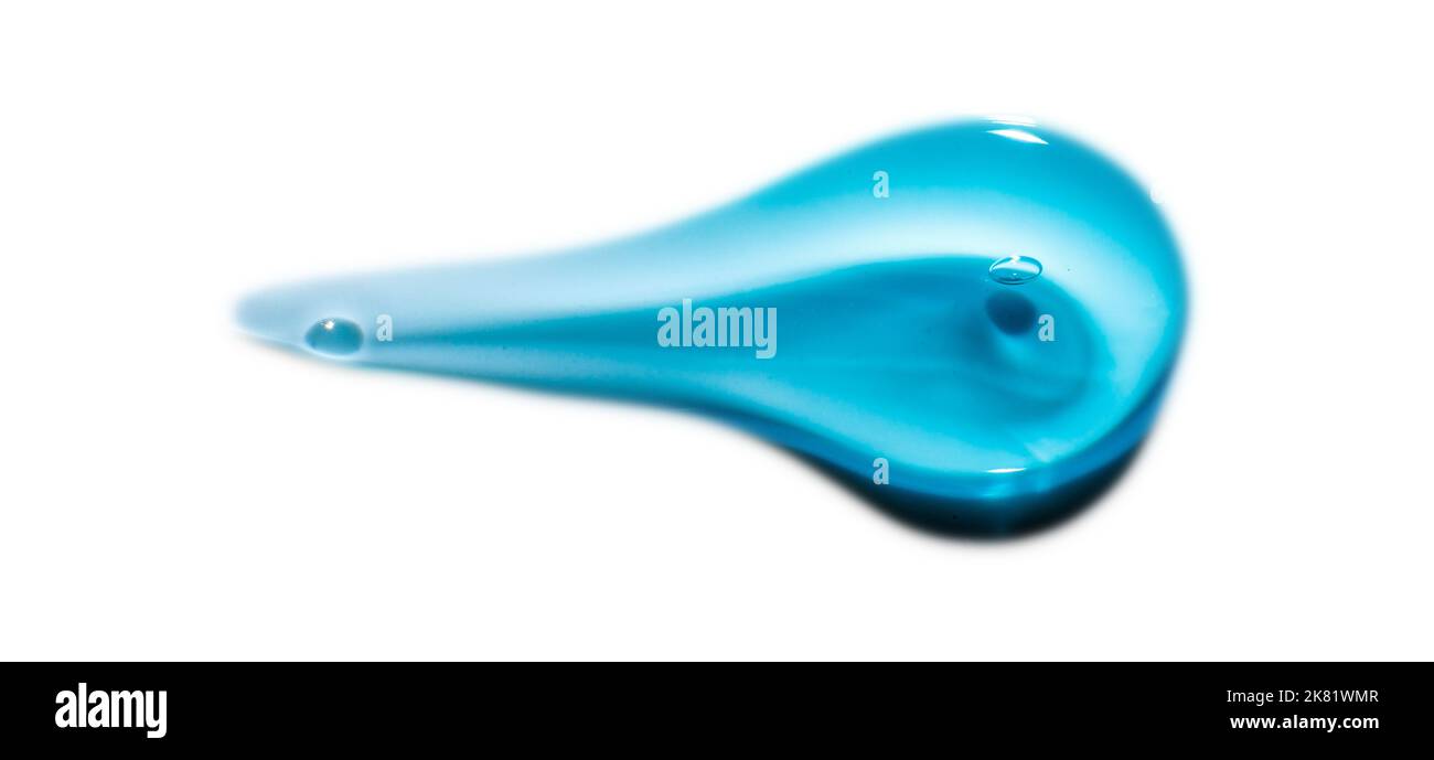 Kosmetische Creme transparente Gel serum Textur mit Micro bubble auf weißem Hintergrund Schönheit Konzept. Haarige serum Wasser tropfen Blau Haar Styling Gel Stockfoto