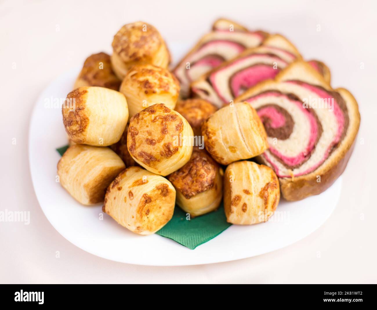 Teller voll mit Scones und Milchbrot Stockfoto