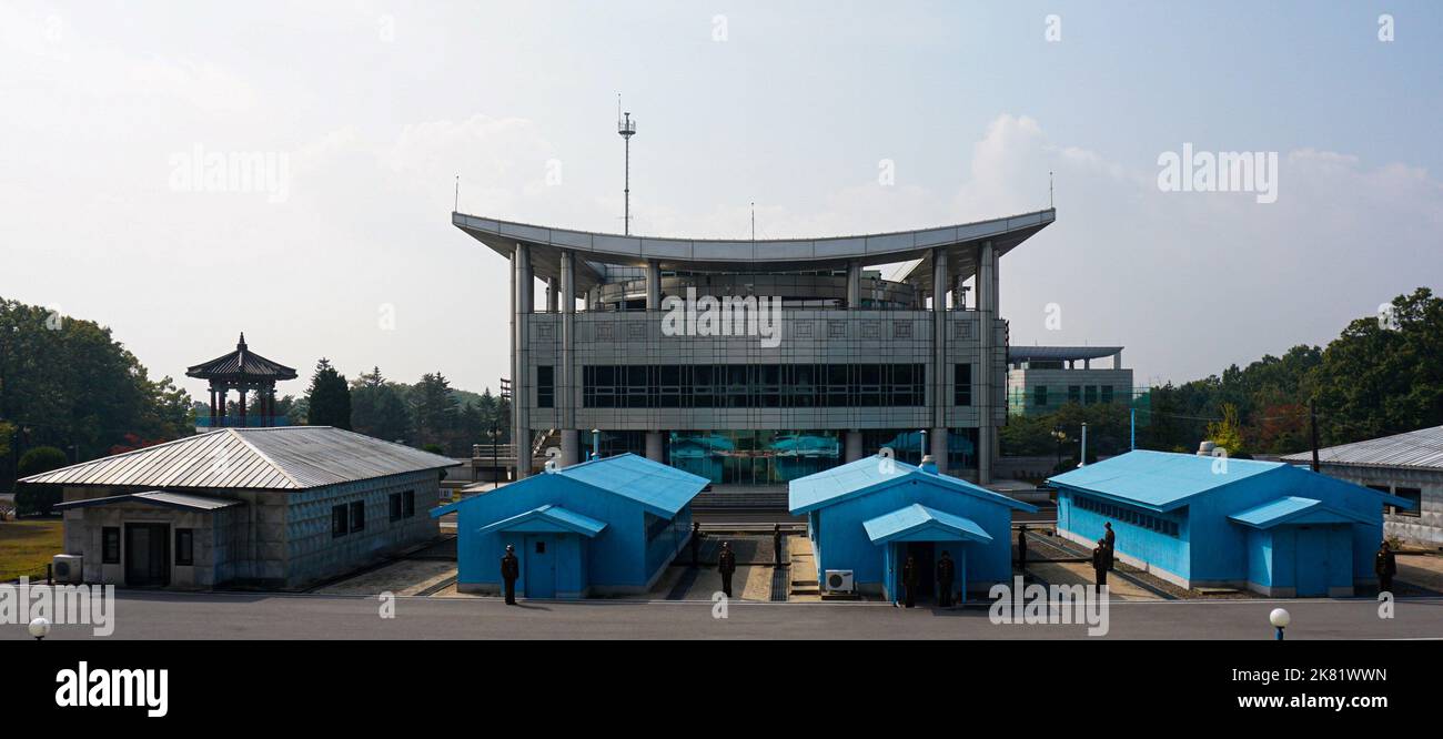 Der Überblick über Panmunjom auf der Südseite. Das Waffenstillstandsdorf Panmunjom innerhalb der entmilitarisierten Zone (DMZ) trennt Nord- und Südkorea seit 1953. Die militärische Demarkationslinie ist von Nordkoreas Seite aus zu sehen. (Foto von Jasmine Leung / SOPA Images/Sipa USA) Stockfoto