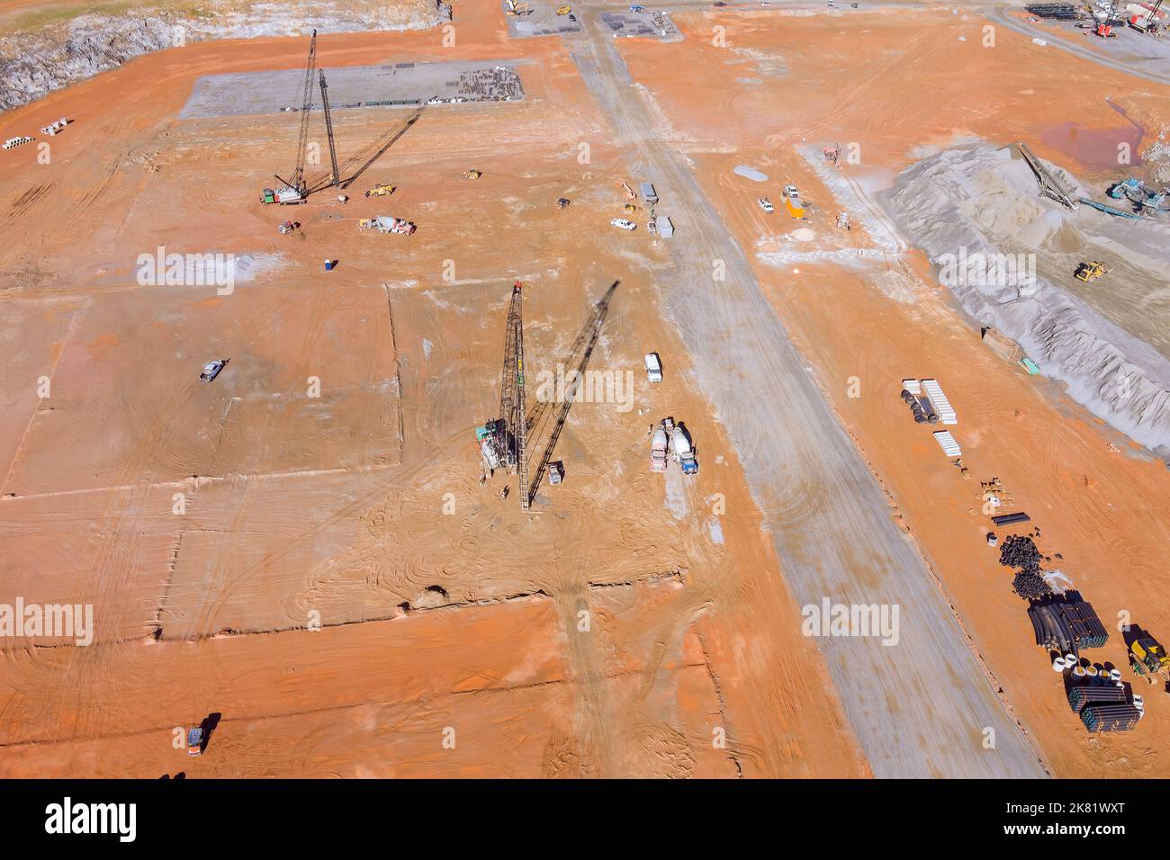 Arbeiten an vertikalen Spundfundamenten mit LKW-Pumpe Baustelle Bohren Boden unter Säulen, Pumpen Gießen Beton Schweißmasse unter hohem Druck Stockfoto