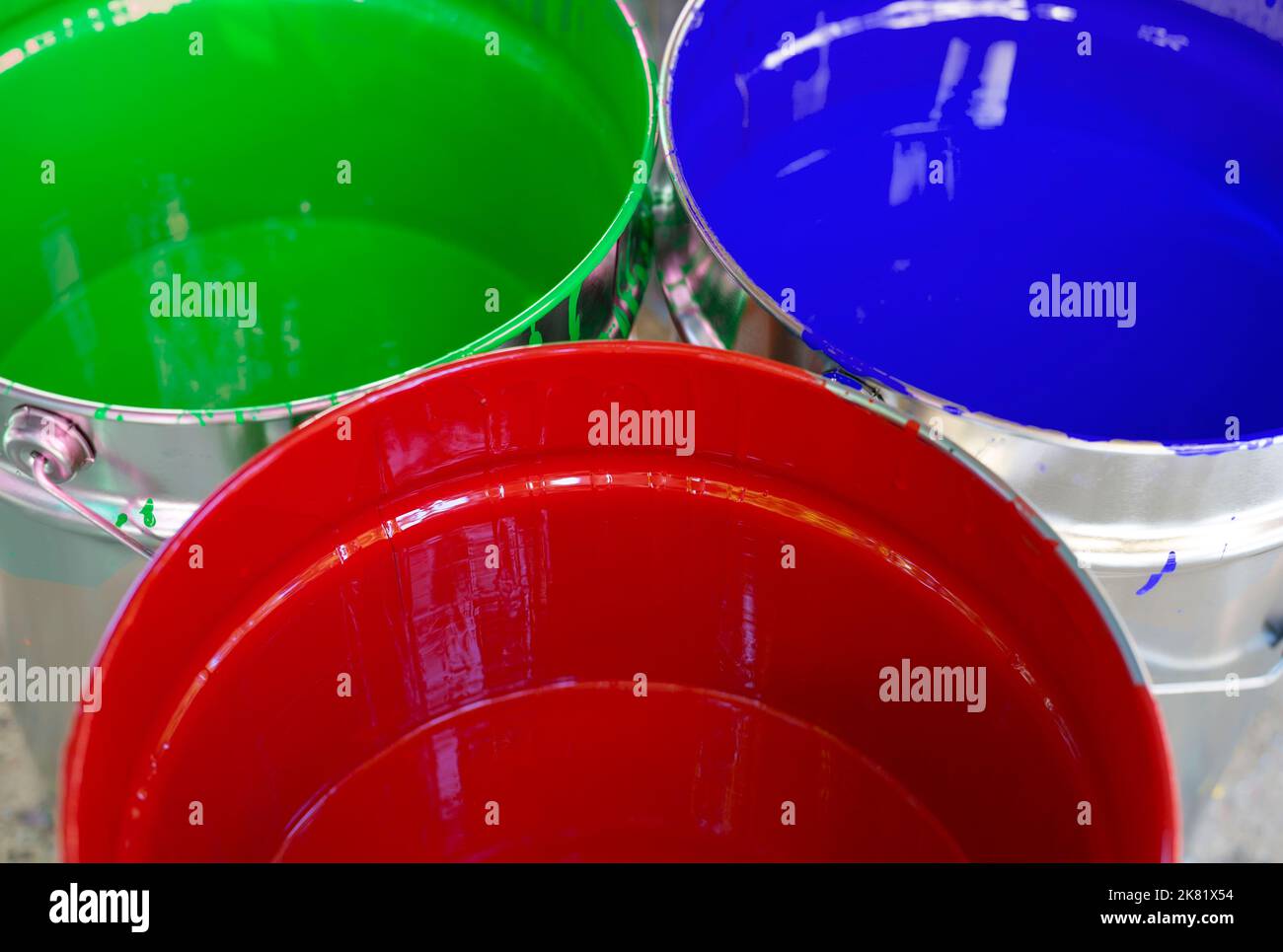 RGB-Farben, grün, blau und rot Farbe in Farbkübel Stockfoto