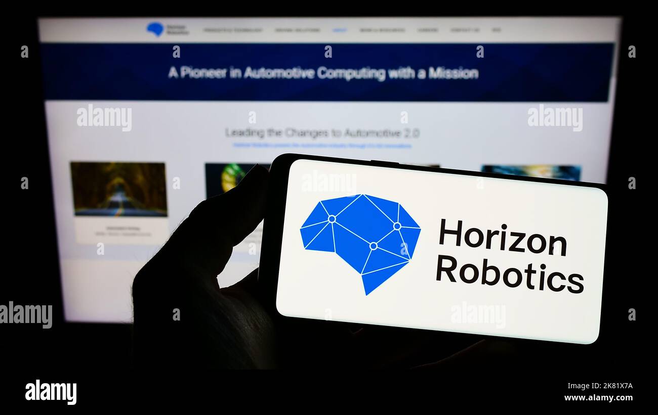 Person, die das Smartphone mit dem Logo des chinesischen Automobilunternehmens Horizon Robotics Inc. Auf dem Bildschirm vor der Website hält. Konzentrieren Sie sich auf die Telefonanzeige. Stockfoto