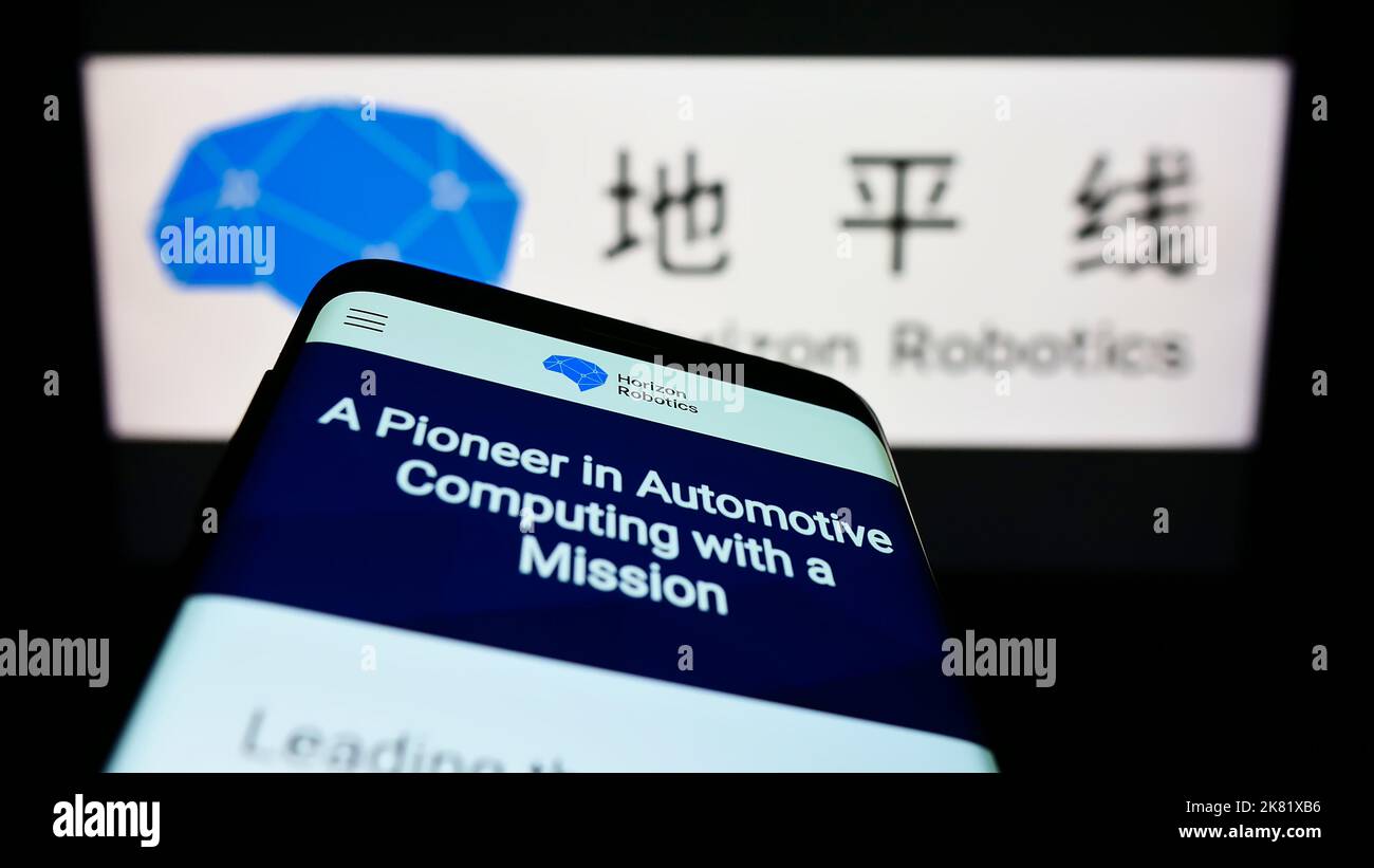 Mobiltelefon mit Website des chinesischen Automobilunternehmens Horizon Robotics Inc. Auf dem Bildschirm vor dem Logo. Konzentrieren Sie sich auf die obere linke Seite des Telefondisplays. Stockfoto