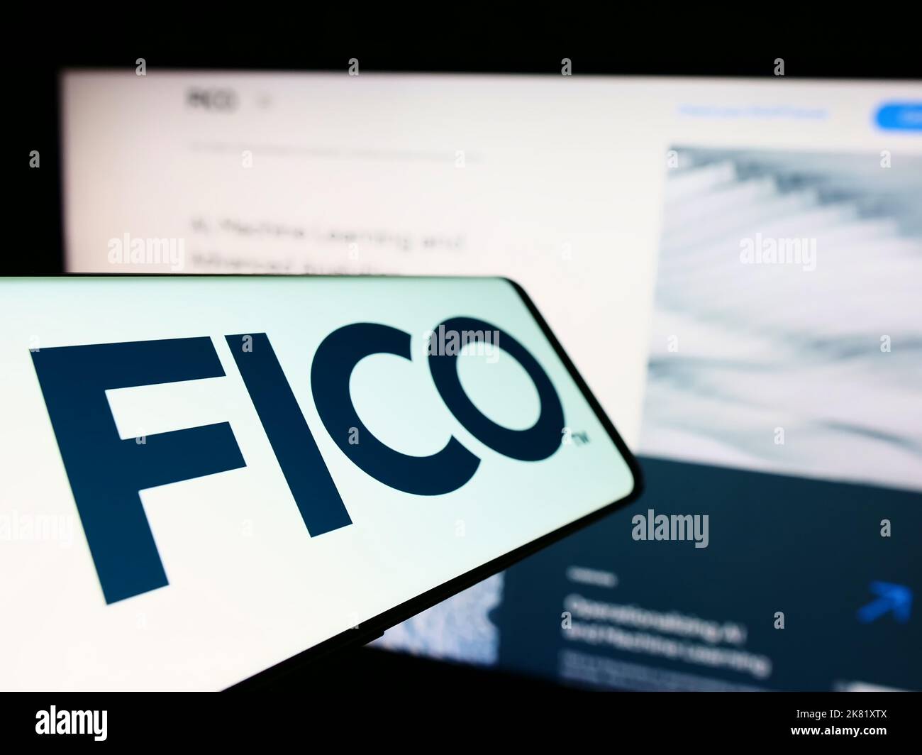 Smartphone mit Logo der amerikanischen Fair Isaac Corporation (FICO) auf dem Bildschirm vor der Website. Konzentrieren Sie sich auf die Mitte links des Telefondisplays. Stockfoto