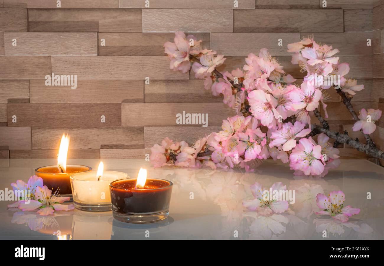 Kerzen und Steine, Zen-Atmosphäre. Stockfoto