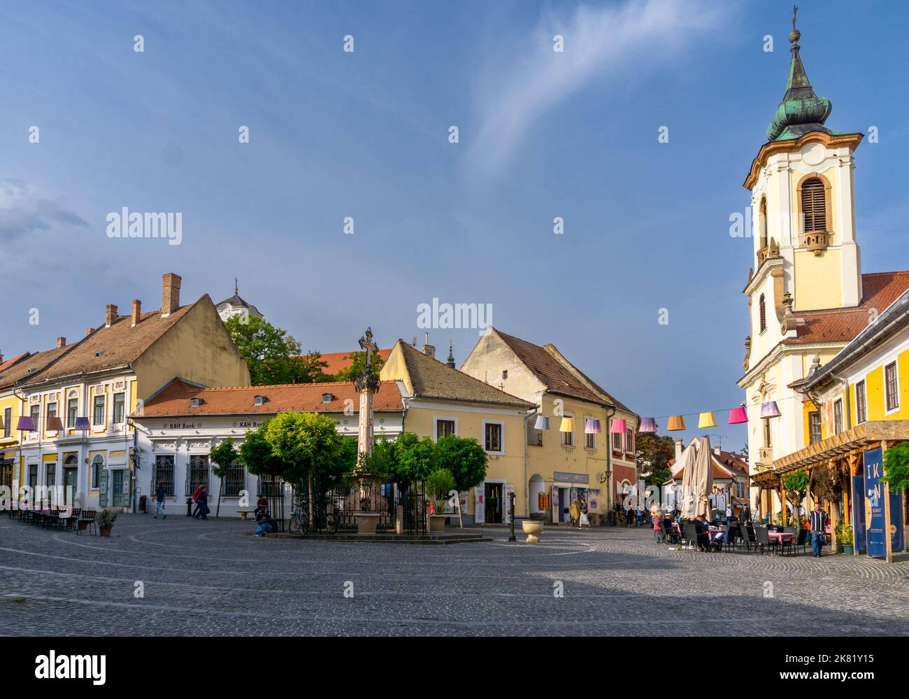 Szentendre, Ungarn - 5. Oktober 2022: Der Hauptplatz der Stadt im bunten historischen Barockstädtchen Szentendre Stockfoto