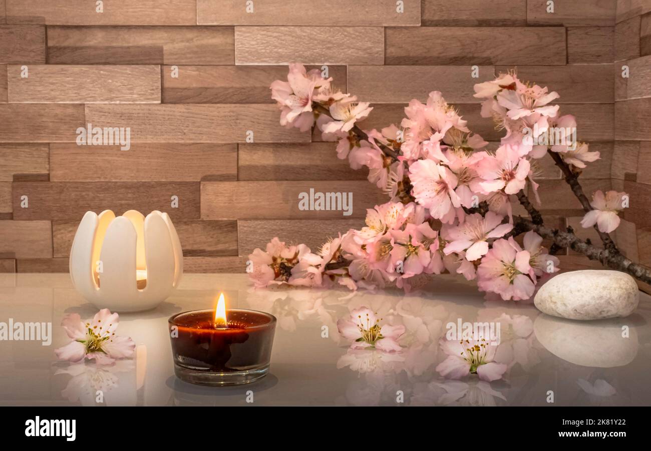 Kerzen und Steine, Zen-Atmosphäre. Stockfoto