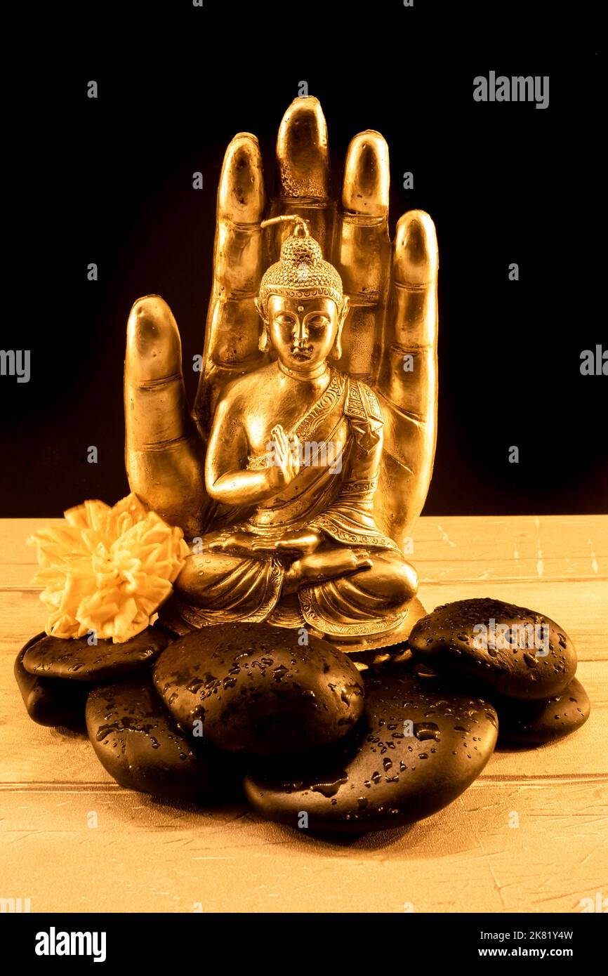 Kerzen und Steine, Zen-Atmosphäre. Stockfoto