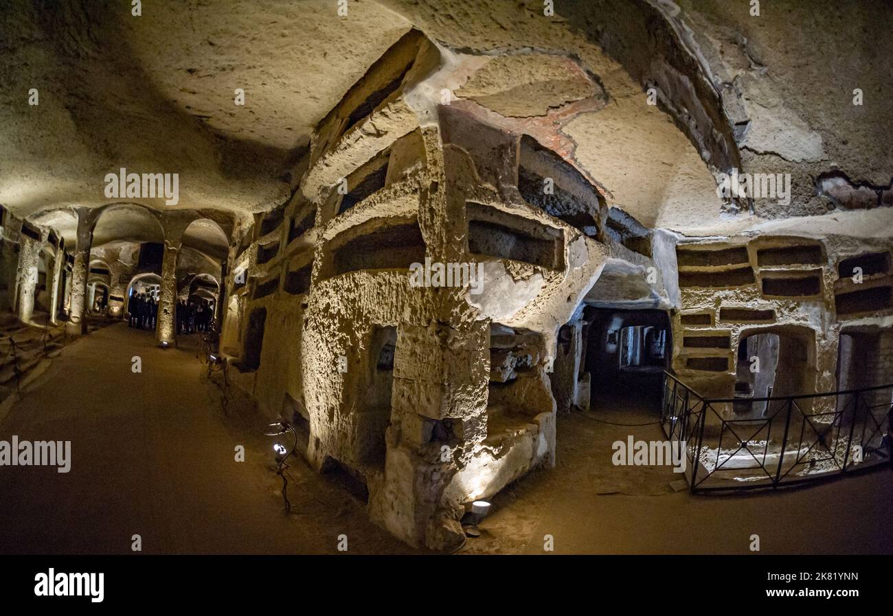 Neapel Italien 13 April 2022 -Katakomben von San Gennaro ein großer und alter Friedhof Stockfoto