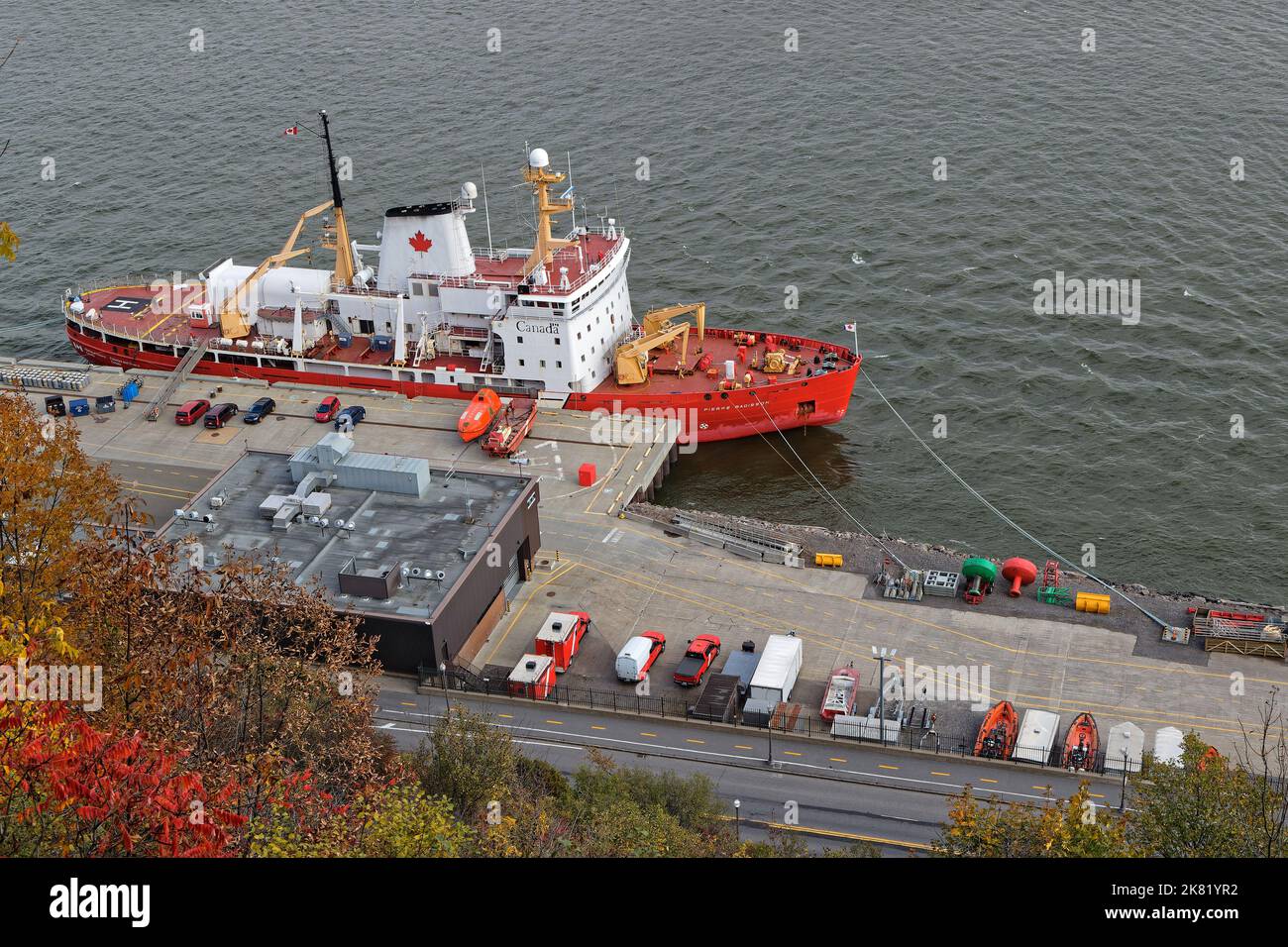 QUEBEC, KANADA, 8. Oktober 2022 : Rotes Schiff am Kai am Fluss Saint-Laurent unter der Promenade des Gouverneurs. Stockfoto