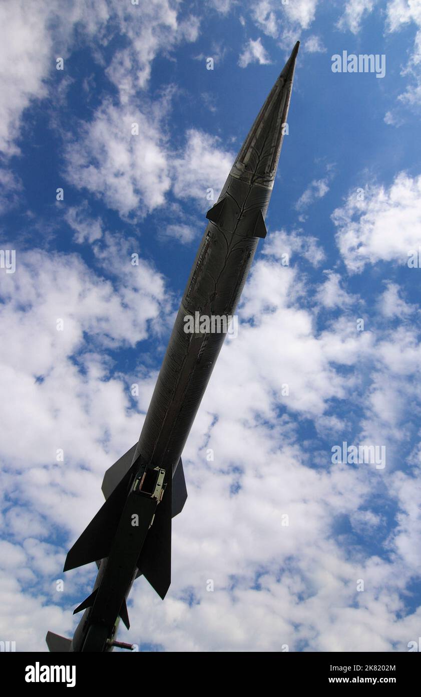 Russische Rakete gegen bewölkten Himmel Stockfoto