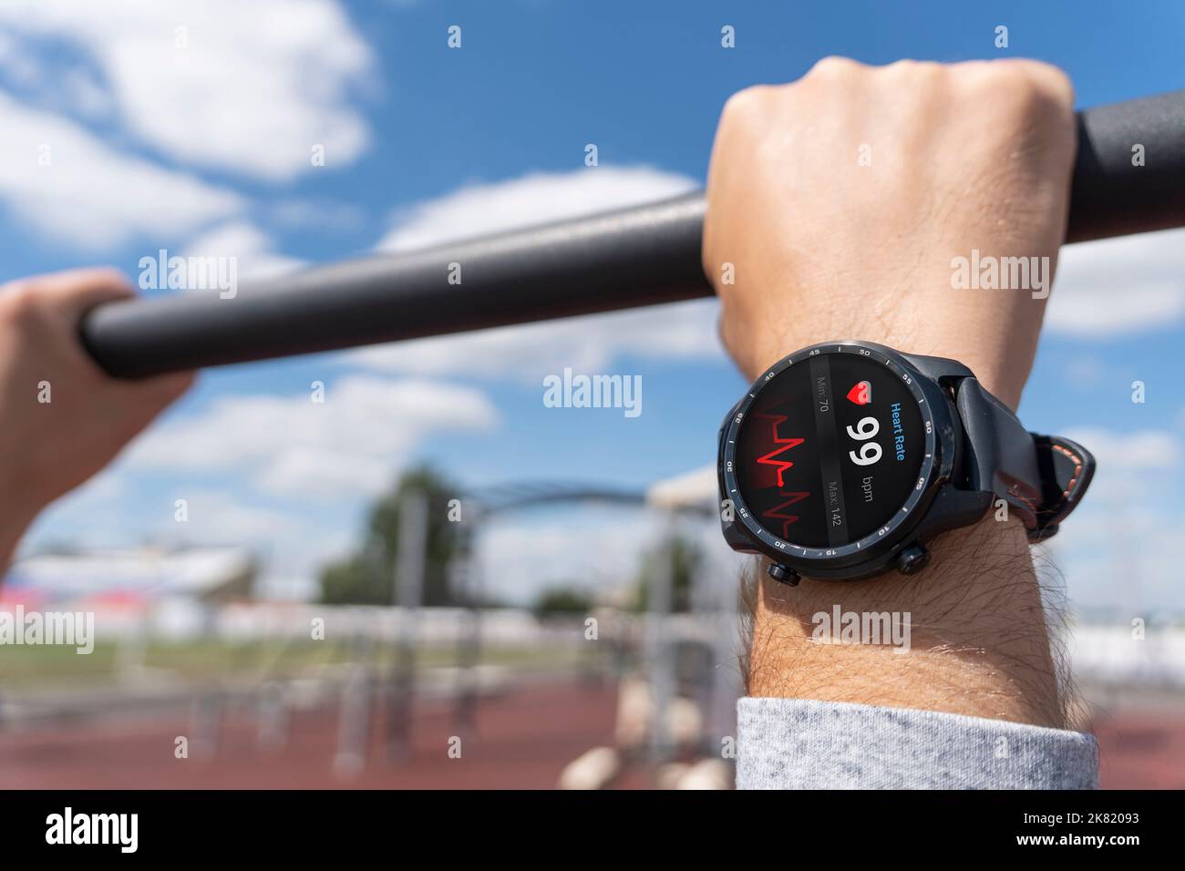 Nahaufnahme des Smart Watch Health Tracker mit der auf dem Bildschirm angezeigten Herzfrequenz. Modernes, elegantes und innovatives tragbares Gerät. Sportler überprüft sein Hörvermögen Stockfoto