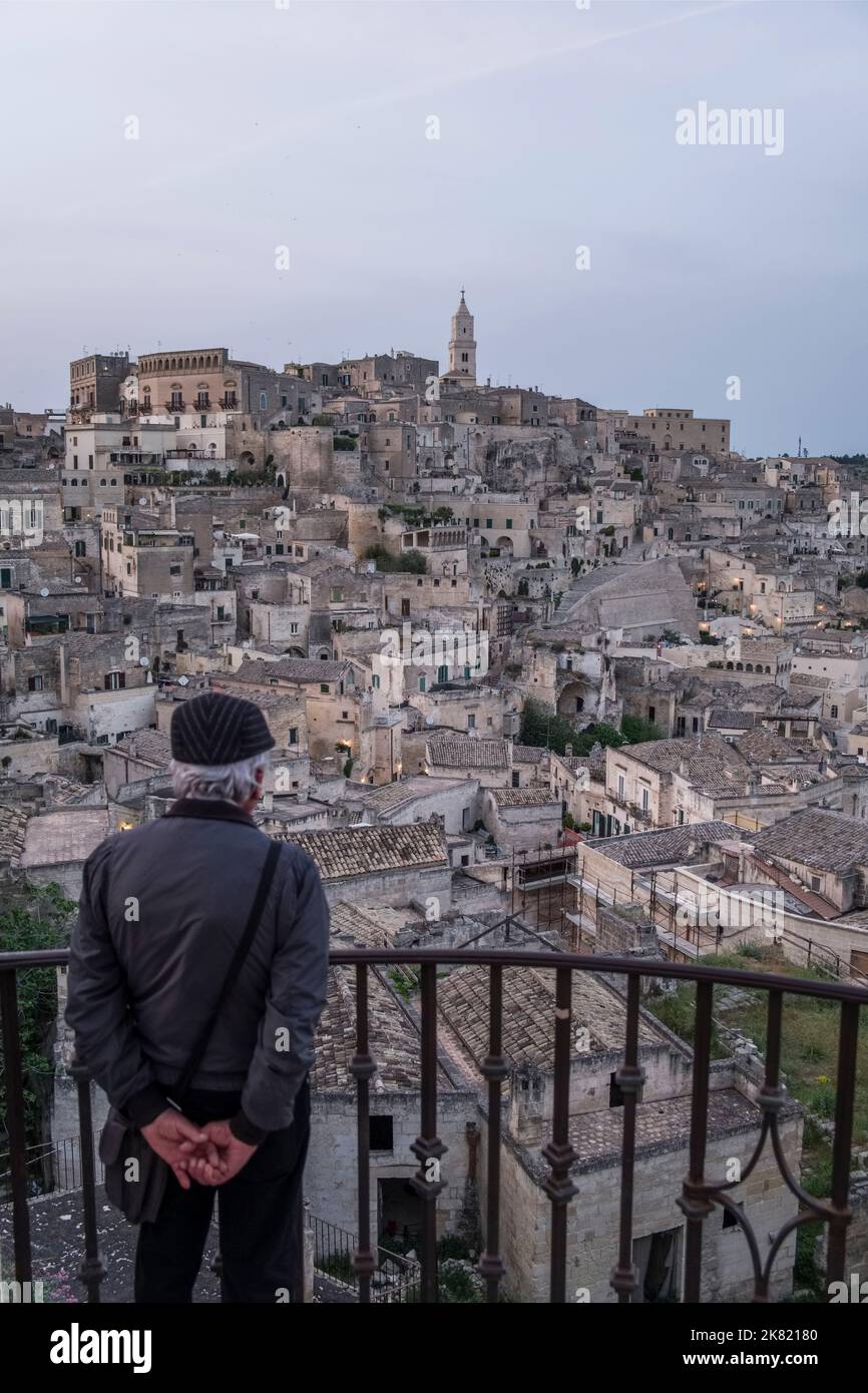 Italien, Basilicata Region: Mdera. Mann mit Blick auf den Stadtteil Sasso Caveoso mit seinen Höhlenwohnungen. Die Stadt ist als UNESCO World Herita registriert Stockfoto