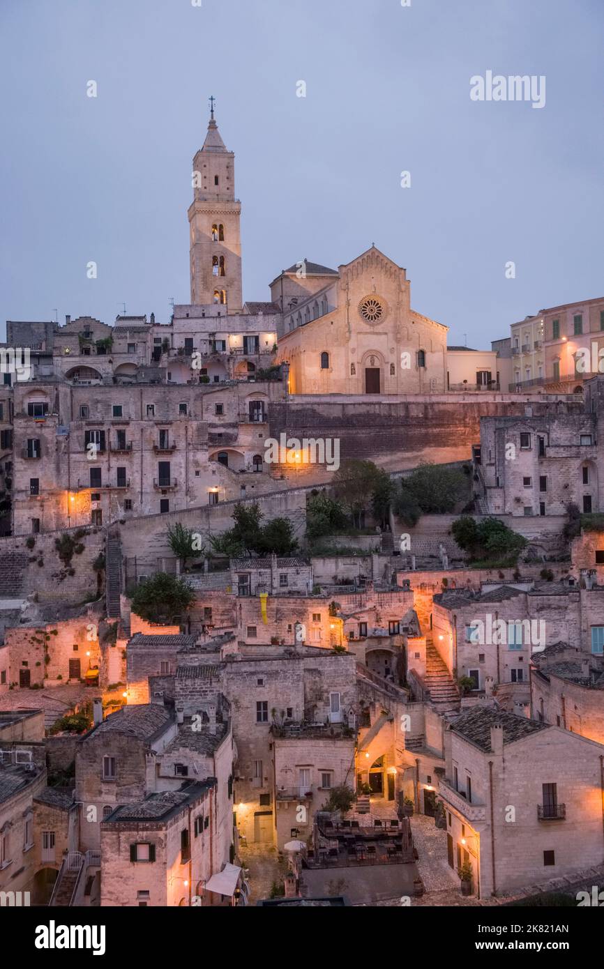 Italien, Basilicata Region: Mdera. Überblick über die Kathedrale und das Viertel Sasso Caveoso mit seinen Höhlenwohnungen bei Einbruch der Dunkelheit. Die Stadt ist reg Stockfoto