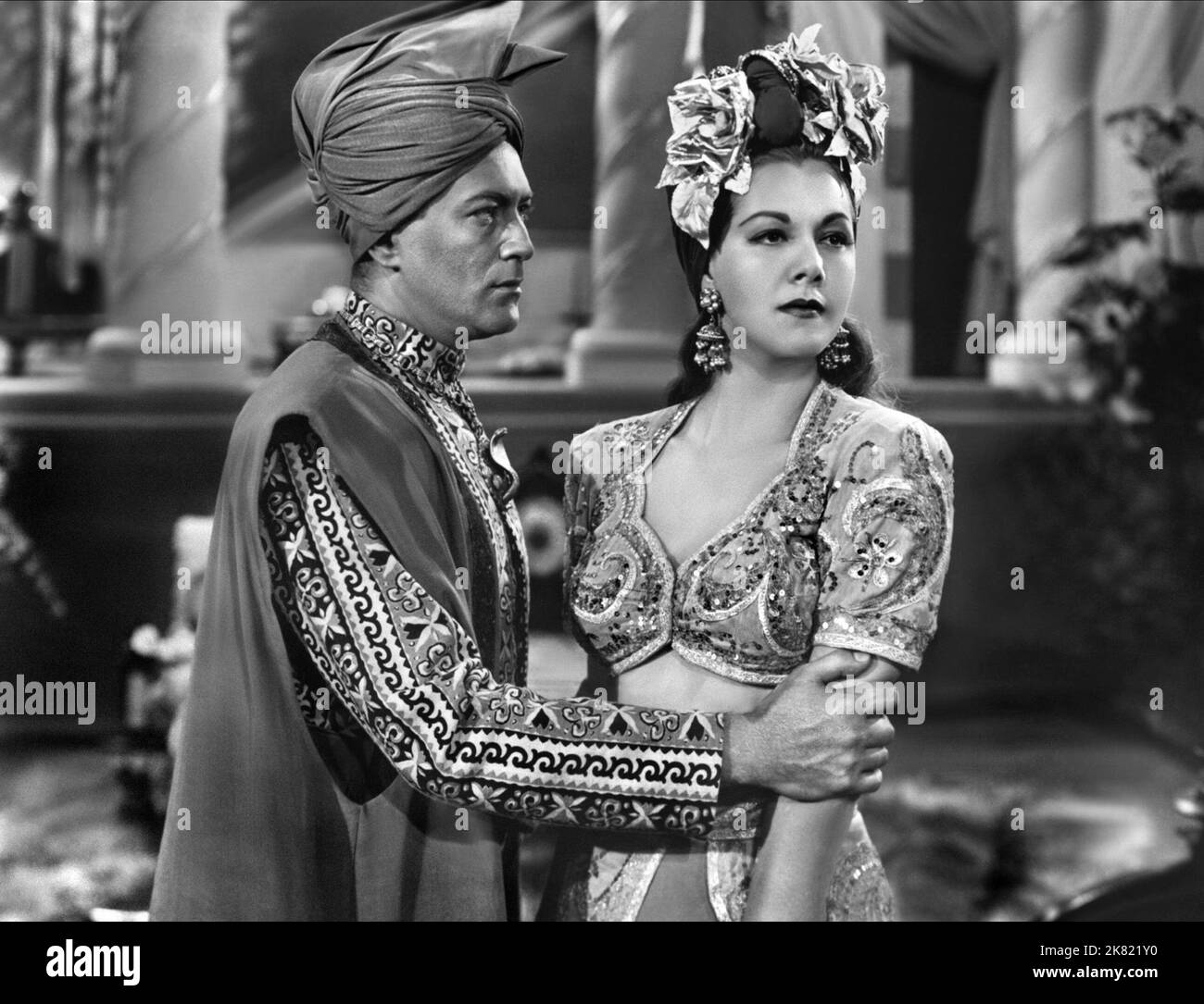 Jon Hall & Maria Montez Film Cobra Woman (1947) Charaktere: Ramu, Tollea Regie: Robert Siodmak 12. Mai 1944 **WARNUNG** dieses Foto ist nur für redaktionelle Zwecke bestimmt und unterliegt dem Urheberrecht der Film Company und/oder des Fotografen, der von der Film- oder Produktionsgesellschaft beauftragt wurde. Es kann nur durch Veröffentlichungen in Verbindung mit der Werbung für den obigen Film reproduziert werden. Es ist eine obligatorische Gutschrift an die Filmgesellschaft erforderlich. Der Fotograf sollte ebenfalls angerechnet werden, wenn er bekannt ist. Ohne schriftliche Genehmigung der Film Company kann keine kommerzielle Nutzung gewährt werden. Stockfoto