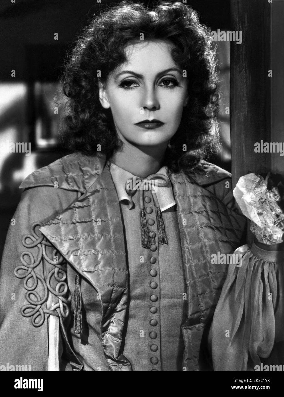 Greta Garbo Film: Two-Faced Woman (1941) Charaktere: Karin Borg Blake Regie: George Cukor 01 November 1941 **WARNUNG** Dieses Foto ist nur für redaktionelle Zwecke bestimmt und unterliegt dem Copyright von MGM und/oder dem von der Film- oder Produktionsfirma beauftragten Fotografen und kann nur durch Publikationen im Zusammenhang mit der Bewerbung des oben genannten Films reproduziert werden. Eine obligatorische Gutschrift an MGM ist erforderlich. Der Fotograf sollte auch bei Bekanntwerden des Fotos gutgeschrieben werden. Ohne schriftliche Genehmigung der Film Company kann keine kommerzielle Nutzung gewährt werden. Stockfoto