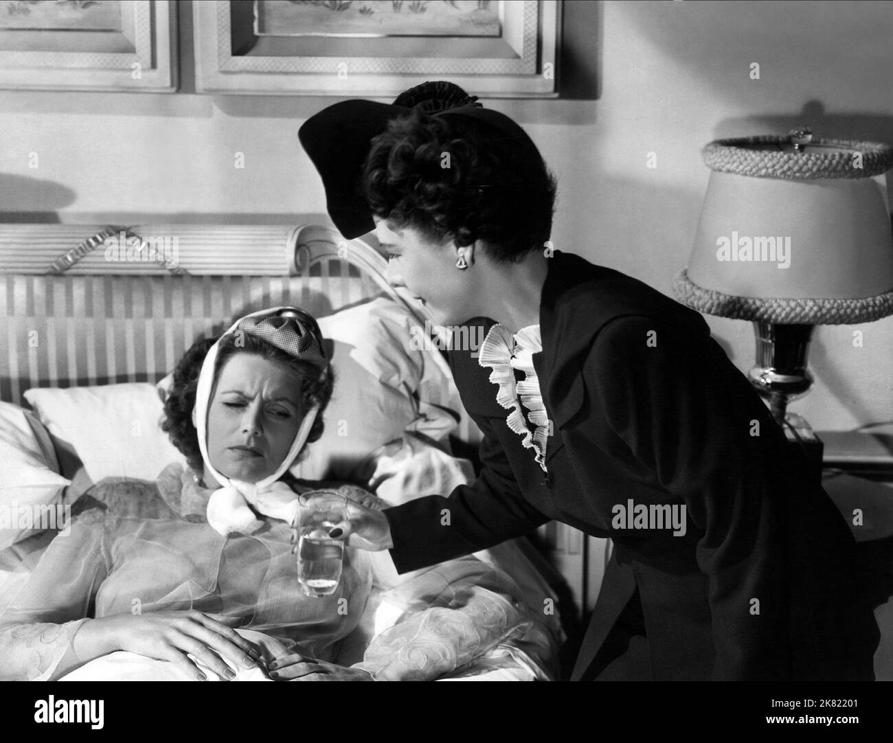 Greta Garbo & Ruth Gordon Film Two-Face Woman (1941) Charaktere: Karin Borg Blake, Miss Ruth Ellis, Larrys Sekretärin Director: George Cukor 01. November 1941 **WARNUNG** dieses Foto ist nur für redaktionelle Zwecke bestimmt und unterliegt dem Copyright von MGM und/oder dem Fotografen, der von der Film or Production Company zugewiesen wurde. Eine obligatorische Gutschrift an MGM ist erforderlich. Der Fotograf sollte ebenfalls angerechnet werden, wenn er bekannt ist. Ohne schriftliche Genehmigung der Film Company kann keine kommerzielle Nutzung gewährt werden. Stockfoto