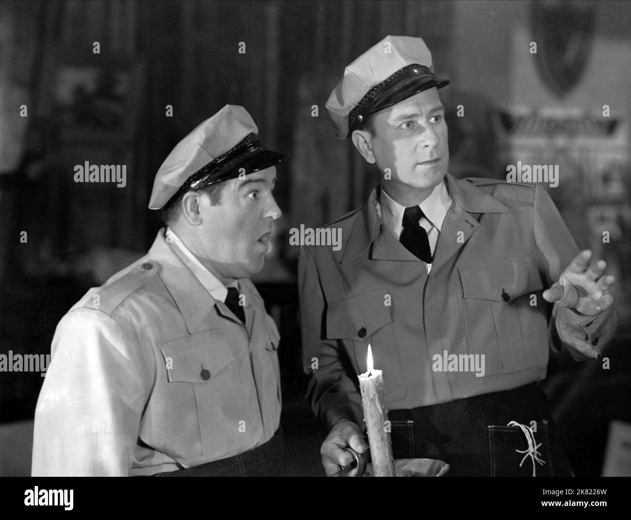 Lou Costello & Bud Abbott Film: Abbott und Costello treffen Frankenstein; Bud Abbott und Lou Costello treffen Frankenstein (USA 1948) Regie: Charles Barton 15 June 1948 **WARNUNG** Dieses Foto ist nur für den redaktionellen Gebrauch bestimmt und unterliegt dem Copyright von UNIVERSAL-BILDERN und/oder dem Fotografen, der von der Film- oder Produktionsfirma beauftragt wurde und darf nur von Publikationen im Zusammenhang mit der Bewerbung des oben genannten Films reproduziert werden. Eine obligatorische Gutschrift für UNIVERSELLE BILDER ist erforderlich. Der Fotograf sollte auch bei Bekanntwerden des Fotos gutgeschrieben werden. Eine kommerzielle Nutzung kann ohne schriftliche Genehmigung von nicht gewährt werden Stockfoto