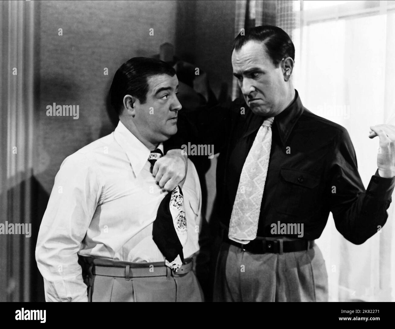 Lou Costello & Bud Abbott Film: Abbott und Costello treffen Frankenstein; Bud Abbott und Lou Costello treffen Frankenstein (USA 1948) Regie: Charles Barton 15 June 1948 **WARNUNG** Dieses Foto ist nur für den redaktionellen Gebrauch bestimmt und unterliegt dem Copyright von UNIVERSAL-BILDERN und/oder dem Fotografen, der von der Film- oder Produktionsfirma beauftragt wurde und darf nur von Publikationen im Zusammenhang mit der Bewerbung des oben genannten Films reproduziert werden. Eine obligatorische Gutschrift für UNIVERSELLE BILDER ist erforderlich. Der Fotograf sollte auch bei Bekanntwerden des Fotos gutgeschrieben werden. Eine kommerzielle Nutzung kann ohne schriftliche Genehmigung von nicht gewährt werden Stockfoto