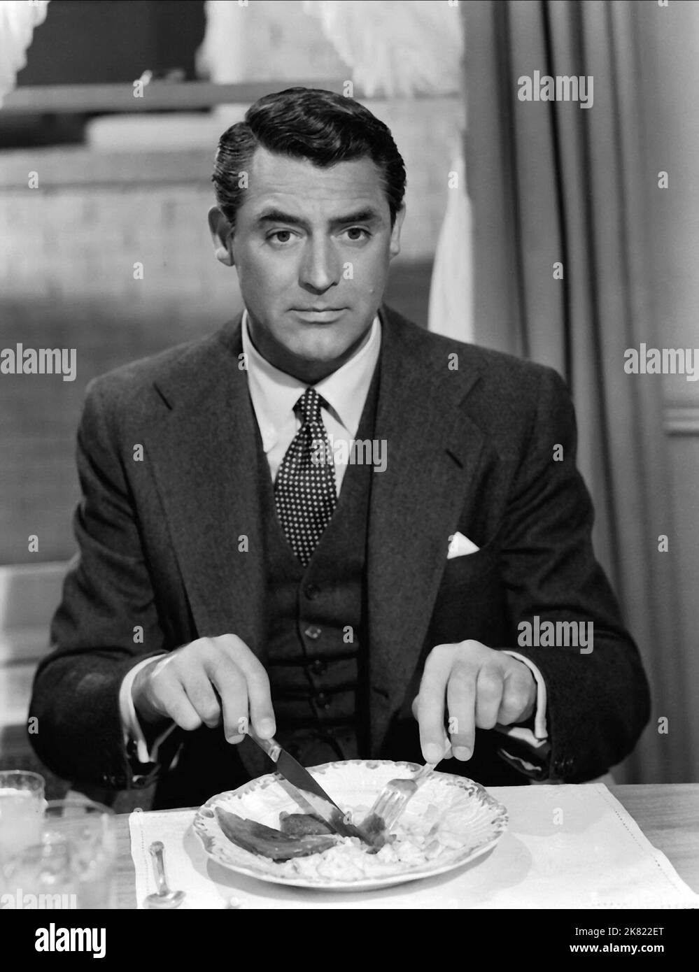 Cary Grant Film: Mr. Blandings Builds His Dream House (USA 1948) Charaktere: Jim Blandings / Literaturverfilmung (nach dem Buch von Eric Hodgins) Regie: H.C. Potter 25. März 1948 **WARNUNG** Dieses Foto ist nur für redaktionelle Zwecke bestimmt und unterliegt dem Copyright von RKO und/oder des Fotografen, der von der Film- oder Produktionsfirma beauftragt wurde und darf nur von Publikationen im Zusammenhang mit der Bewerbung des oben genannten Films reproduziert werden. Eine obligatorische Gutschrift an RKO ist erforderlich. Der Fotograf sollte auch bei Bekanntwerden des Fotos gutgeschrieben werden. Ohne schriftliche Genehmigung der Film Co. Kann keine kommerzielle Nutzung gewährt werden Stockfoto