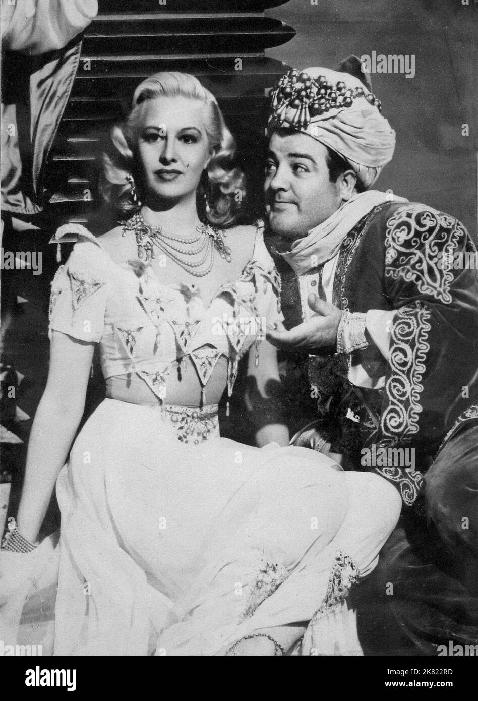 Marilyn Maxwell & Lou Costello Film Lost in A Harem (1947) Charaktere: Hazel Moon & Harvey Garvey Regie: Charles Reisner 08. November 1944 **WARNUNG** dieses Foto ist nur für redaktionelle Zwecke bestimmt und unterliegt dem Copyright von MGM und/oder dem Fotografen, der von der Film or Production Company zugewiesen wurde. Es kann nur durch Veröffentlichungen in Verbindung mit der Werbung für den oben genannten Film reproduziert werden. Eine obligatorische Gutschrift an MGM ist erforderlich. Der Fotograf sollte ebenfalls angerechnet werden, wenn er bekannt ist. Ohne schriftliche Genehmigung der Film Company kann keine kommerzielle Nutzung gewährt werden. Stockfoto