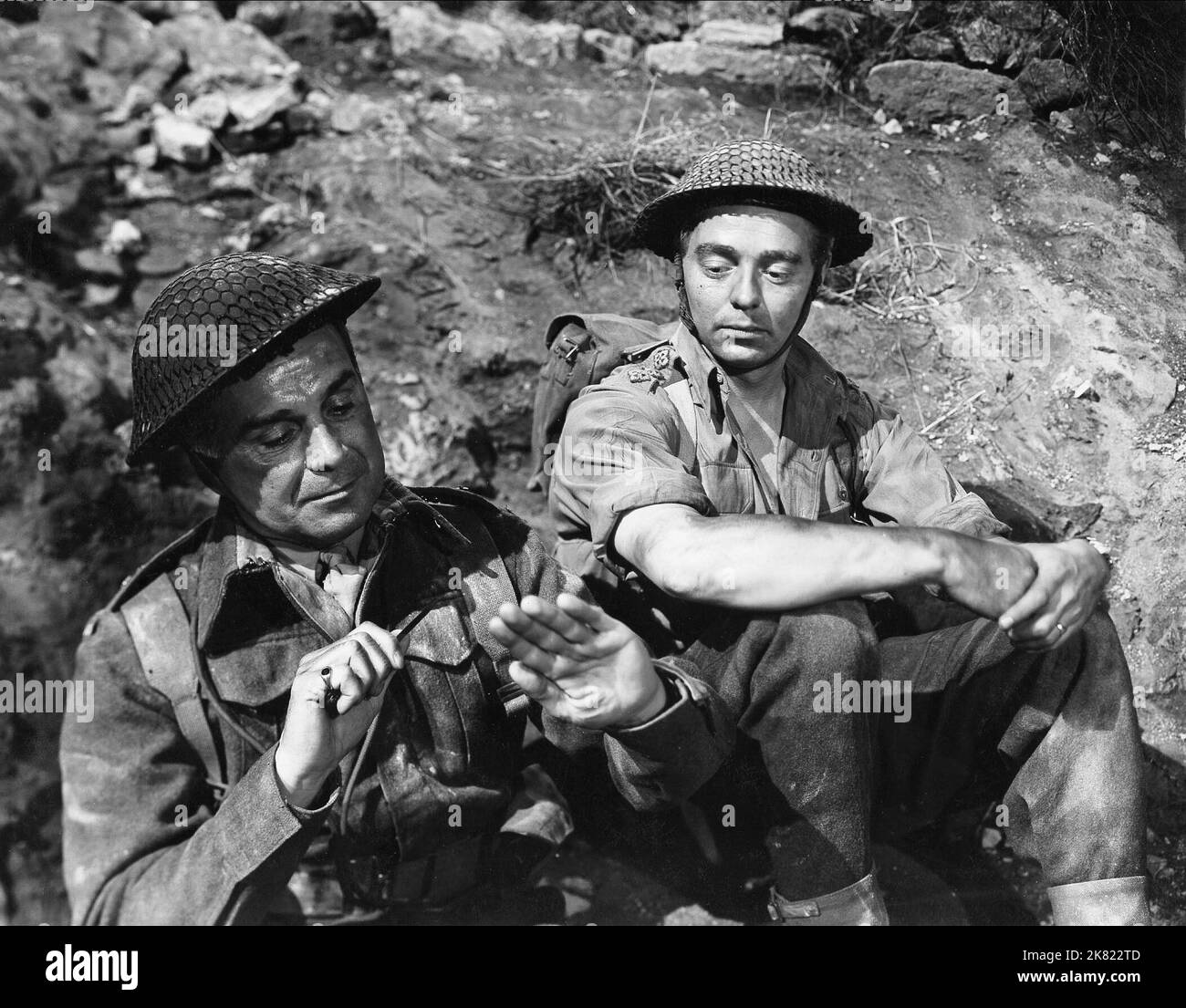 Szene mit Jimmy Hanley Film: The Way Ahead (1949) Charaktere: MIT Pvt. Geoffrey Stainer (AS Jimmie Hanley) 06 June 1944 **WARNUNG** Dieses Foto ist nur für den redaktionellen Gebrauch bestimmt und unterliegt dem Copyright zweier STÄDTE und/oder des Fotografen, der von der Film- oder Produktionsfirma beauftragt wurde und darf nur durch Publikationen im Zusammenhang mit der Bewerbung des oben genannten Films reproduziert werden. Eine obligatorische Gutschrift für ZWEI STÄDTE ist erforderlich. Der Fotograf sollte auch bei Bekanntwerden des Fotos gutgeschrieben werden. Ohne schriftliche Genehmigung der Film Company kann keine kommerzielle Nutzung gewährt werden. Stockfoto