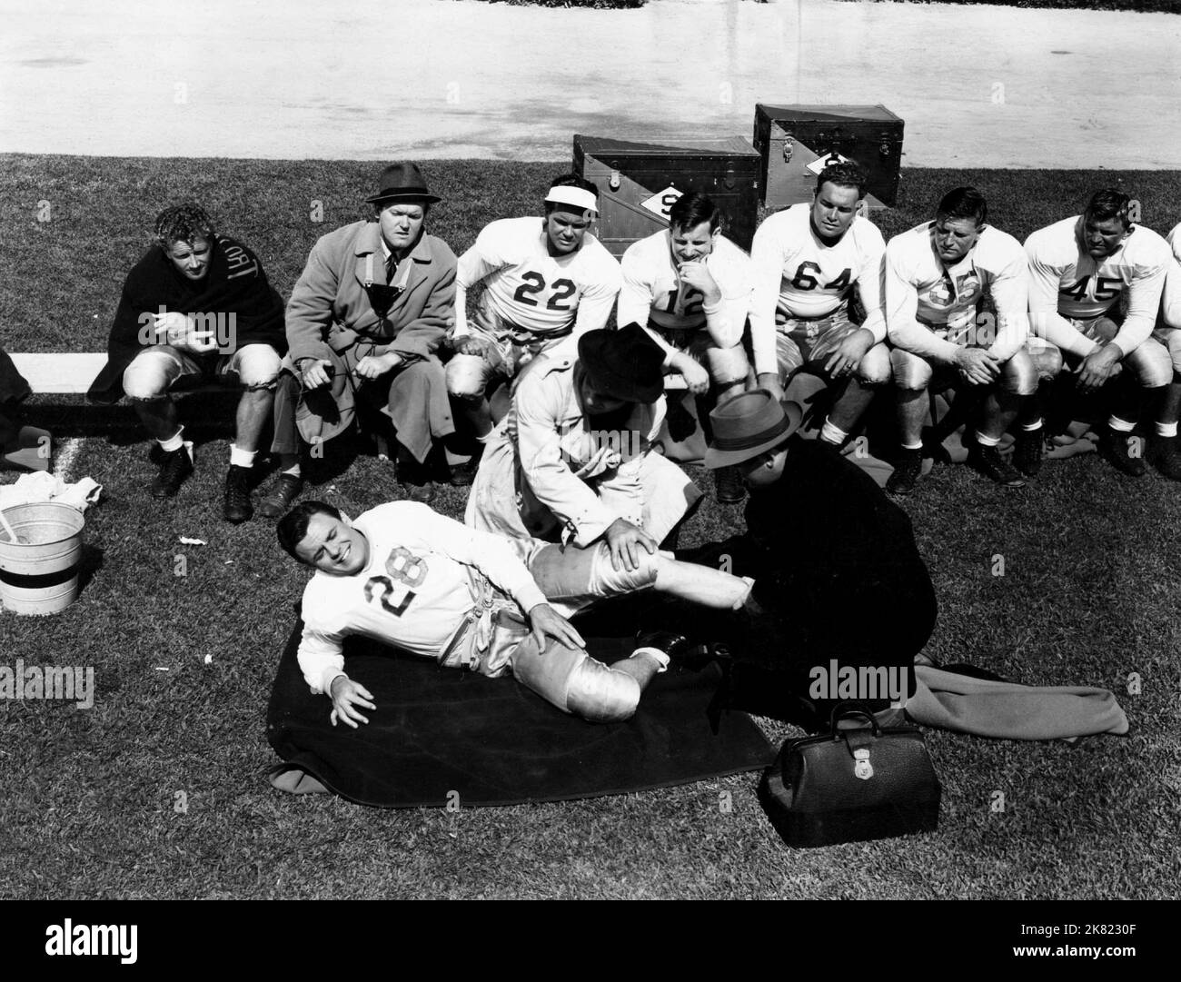 Szene mit Robert Sterling Film: Yesterday'S Heroes (1947) Charaktere: MIT Duke Wyman Regie: Herbert I.Leeds 20. September 1940 **WARNUNG** Dieses Foto ist nur für redaktionelle Verwendung bestimmt und unterliegt dem Copyright von 20 CENTURY FOX und/oder des Fotografen, der von der Film- oder Produktionsfirma beauftragt wurde und darf nur durch Publikationen im Zusammenhang mit der Bewerbung des oben genannten Films reproduziert werden. Eine obligatorische Gutschrift an 20 CENTURY FOX ist erforderlich. Der Fotograf sollte auch bei Bekanntwerden des Fotos gutgeschrieben werden. Ohne schriftliche Genehmigung der Film Company kann keine kommerzielle Nutzung gewährt werden. Stockfoto