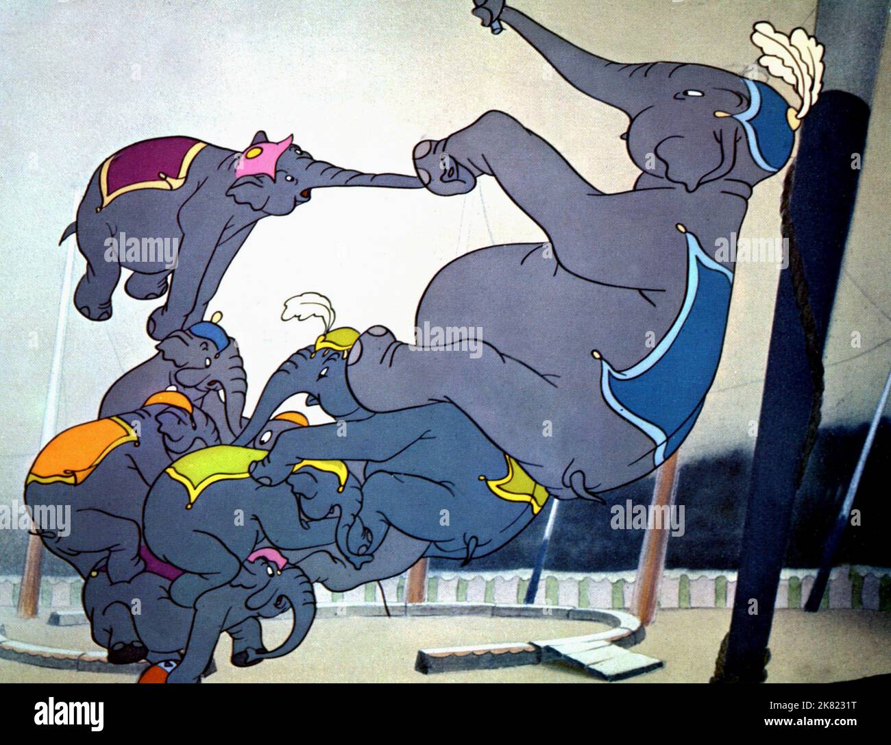 Circus Elefants Film Dumbo (USA 1941) Regie: Ben Sharpsteen 23. Oktober 1941 **WARNUNG** dieses Foto ist nur für redaktionelle Zwecke bestimmt und unterliegt dem Urheberrecht von WALT DISNEY und/oder dem von der Film- oder Produktionsgesellschaft beauftragten Fotografen und kann nur durch Veröffentlichungen in Verbindung mit der Werbung für den oben genannten Film reproduziert werden. Es ist eine obligatorische Gutschrift für WALT DISNEY erforderlich. Der Fotograf sollte ebenfalls angerechnet werden, wenn er bekannt ist. Ohne schriftliche Genehmigung der Film Company kann keine kommerzielle Nutzung gewährt werden. Stockfoto