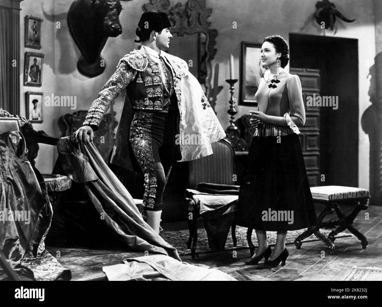 Tyrone Power & Linda Darnell Film: Blood And Sand (1940) Charaktere: Juan Gallardo & Carmen Espinosa Regie: Rouben Mamoulian 22 May 1941 **WARNUNG** Dieses Foto ist nur für den redaktionellen Gebrauch bestimmt und unterliegt dem Copyright von 20 CENTURY FOX und/oder des Fotografen, der von der Film- oder Produktionsfirma beauftragt wurde, und kann nur durch Publikationen im Zusammenhang mit der Bewerbung des oben genannten Films reproduziert werden. Eine obligatorische Gutschrift an 20 CENTURY FOX ist erforderlich. Der Fotograf sollte auch bei Bekanntwerden des Fotos gutgeschrieben werden. Ohne schriftliche Genehmigung der Film Company kann keine kommerzielle Nutzung gewährt werden. Stockfoto