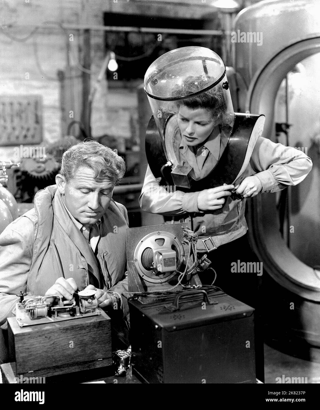 Spencer Tracy & Katharine Hepburn Film: Ohne Liebe (1945) Charaktere: Pat Jamieson & Jamie Rowan Regie: Harold S. Bucquet 22 March 1945 **WARNUNG** Dieses Foto ist nur für den redaktionellen Gebrauch bestimmt und unterliegt dem Copyright von MGM und/oder dem Fotografen, der von der Film- oder Produktionsfirma beauftragt wurde, und kann nur durch Publikationen im Zusammenhang mit der Bewerbung des oben genannten Films reproduziert werden. Eine obligatorische Gutschrift an MGM ist erforderlich. Der Fotograf sollte auch bei Bekanntwerden des Fotos gutgeschrieben werden. Ohne schriftliche Genehmigung der Film Company kann keine kommerzielle Nutzung gewährt werden. Stockfoto