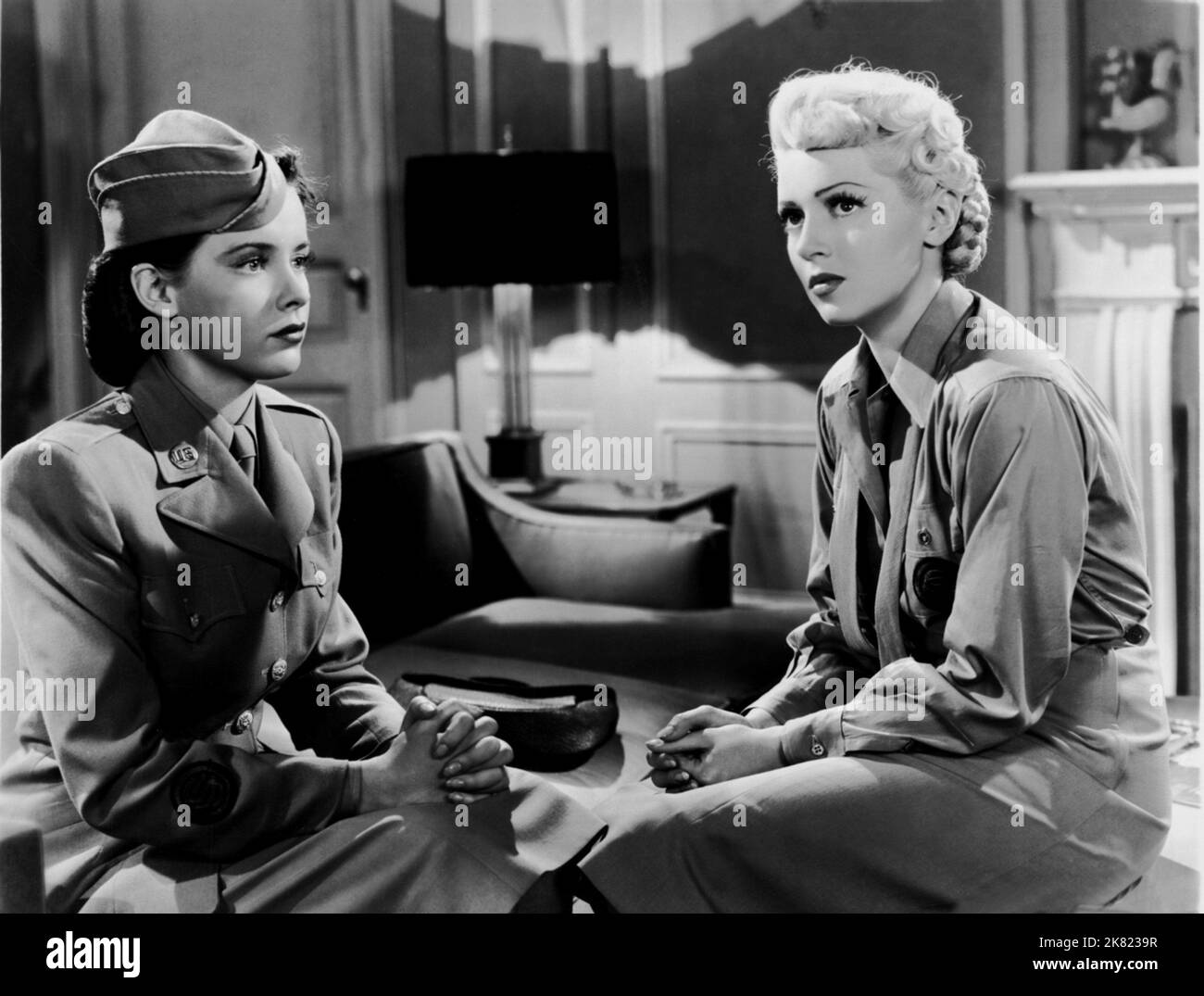 Susan Peters & Lana Turner Film: Keep Your Powder Dry (1949) Charaktere: Ann 'Annie' Darrison & Valerie 'Val' Parks Regie: Edward Buzzell 08 March 1945 **WARNUNG** Dieses Foto ist nur für den redaktionellen Gebrauch bestimmt und unterliegt dem Copyright von METRO-GOLDWYN-MAYER und/oder des Fotografen, der von der Film- oder Produktionsfirma beauftragt wurde und darf nur durch Publikationen im Zusammenhang mit der Bewerbung des oben genannten Films reproduziert werden. Eine obligatorische Gutschrift an METRO-GOLDWYN-MAYER ist erforderlich. Der Fotograf sollte auch bei Bekanntwerden des Fotos gutgeschrieben werden. Ohne schriftliche Genehmigung des Films kann keine kommerzielle Nutzung gewährt werden Stockfoto