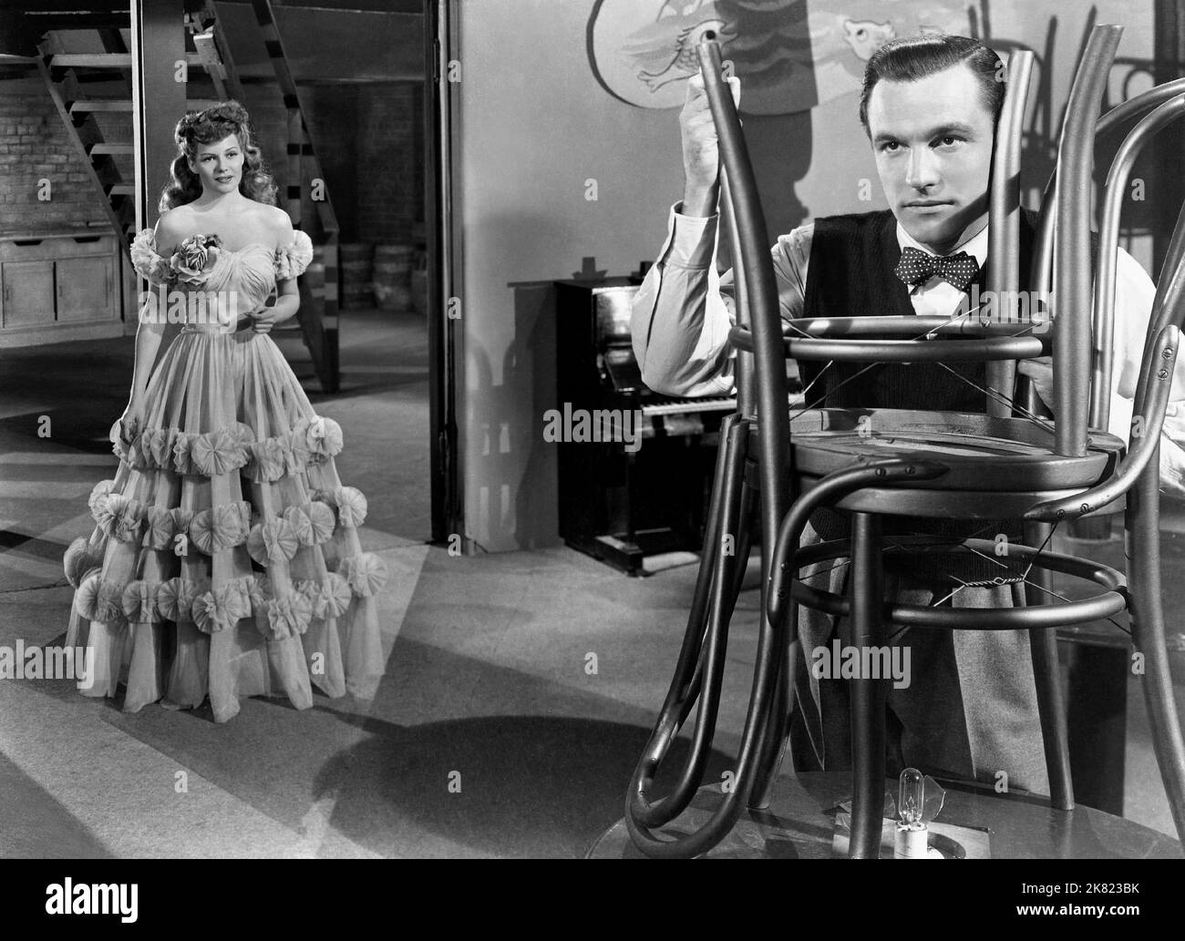 Rita Hayworth & Gene Kelly Film: Cover Girl (USA 1944) Charaktere: Rusty Parker mit dem Spitznamen „Chicken“ / Maribelle Hicks (Flashback-Sequenz) & Danny McGuire Regie: Charles Vidor 20 March 1944 **WARNUNG** Dieses Foto ist nur für redaktionelle Zwecke bestimmt und unterliegt dem Copyright von COLUMBIA PICTURES und/oder des Fotografen, der von der Film- oder Produktionsfirma beauftragt wurde und darf nur von Publikationen im Zusammenhang mit der Bewerbung des oben genannten Films reproduziert werden. Eine obligatorische Gutschrift für COLUMBIA PICTURES ist erforderlich. Der Fotograf sollte auch bei Bekanntwerden des Fotos gutgeschrieben werden. Ohne eine kommerzielle Nutzung kann keine Verwendung gewährt werden Stockfoto