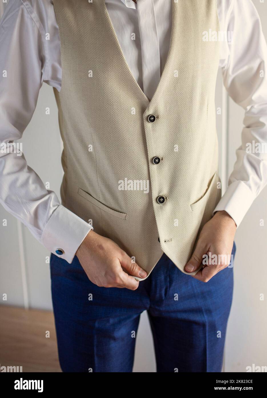 Mann kleiden sich elegante Weste Stockfoto