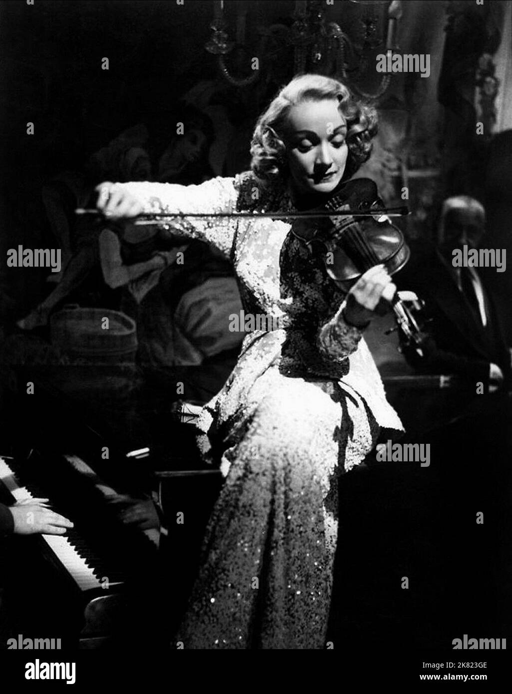 Marlene Dietrich Film A Foreign Affair (1942) Charaktere: Erika von Schluetow Regie: Billy Wilder 30. Juni 1948 **WARNUNG** dieses Foto ist nur für redaktionelle Zwecke bestimmt und unterliegt dem Urheberrecht von PARAMOUNT und/oder dem von der Film- oder Produktionsgesellschaft beauftragten Fotografen und kann nur durch Veröffentlichungen in Verbindung mit der Werbung für den obigen Film reproduziert werden. Es ist eine obligatorische Gutschrift bis ÜBERGEORDNETEN BETRAG erforderlich. Der Fotograf sollte ebenfalls angerechnet werden, wenn er bekannt ist. Ohne schriftliche Genehmigung der Film Company kann keine kommerzielle Nutzung gewährt werden. Stockfoto
